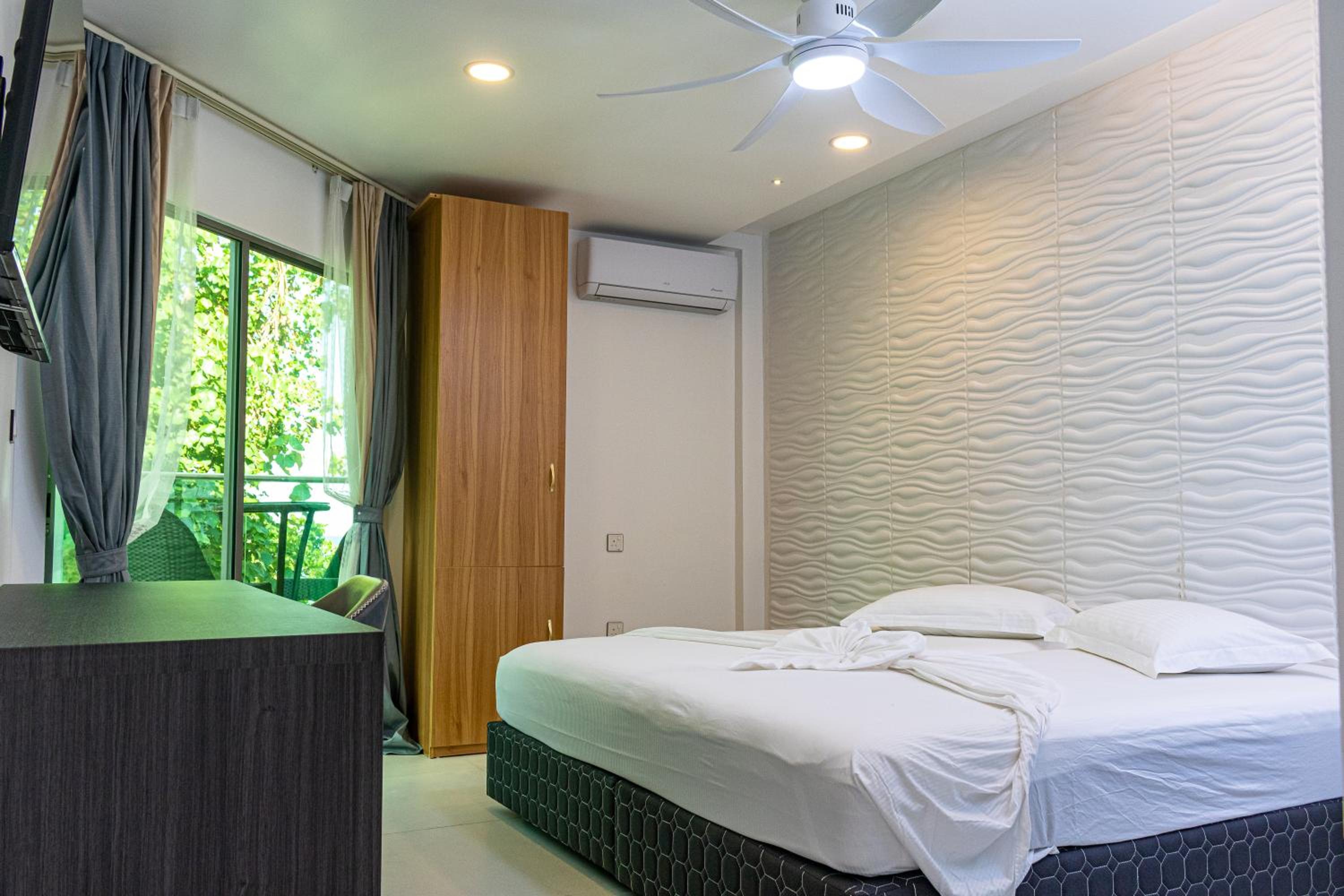 Deluxe Double Room with Balcony and Sea View - Photo 4
