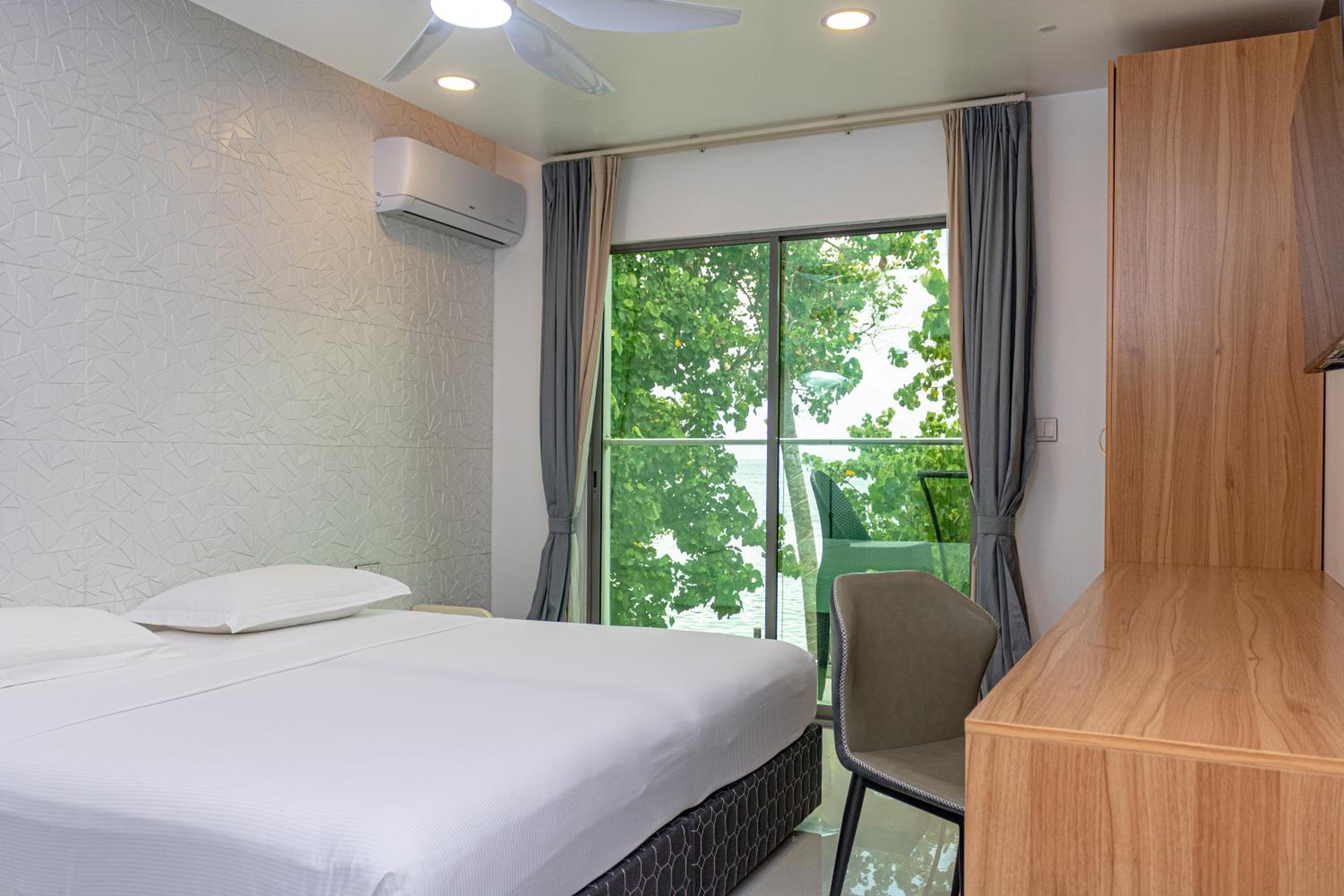 Deluxe Double Room with Balcony and Sea View - Photo 3