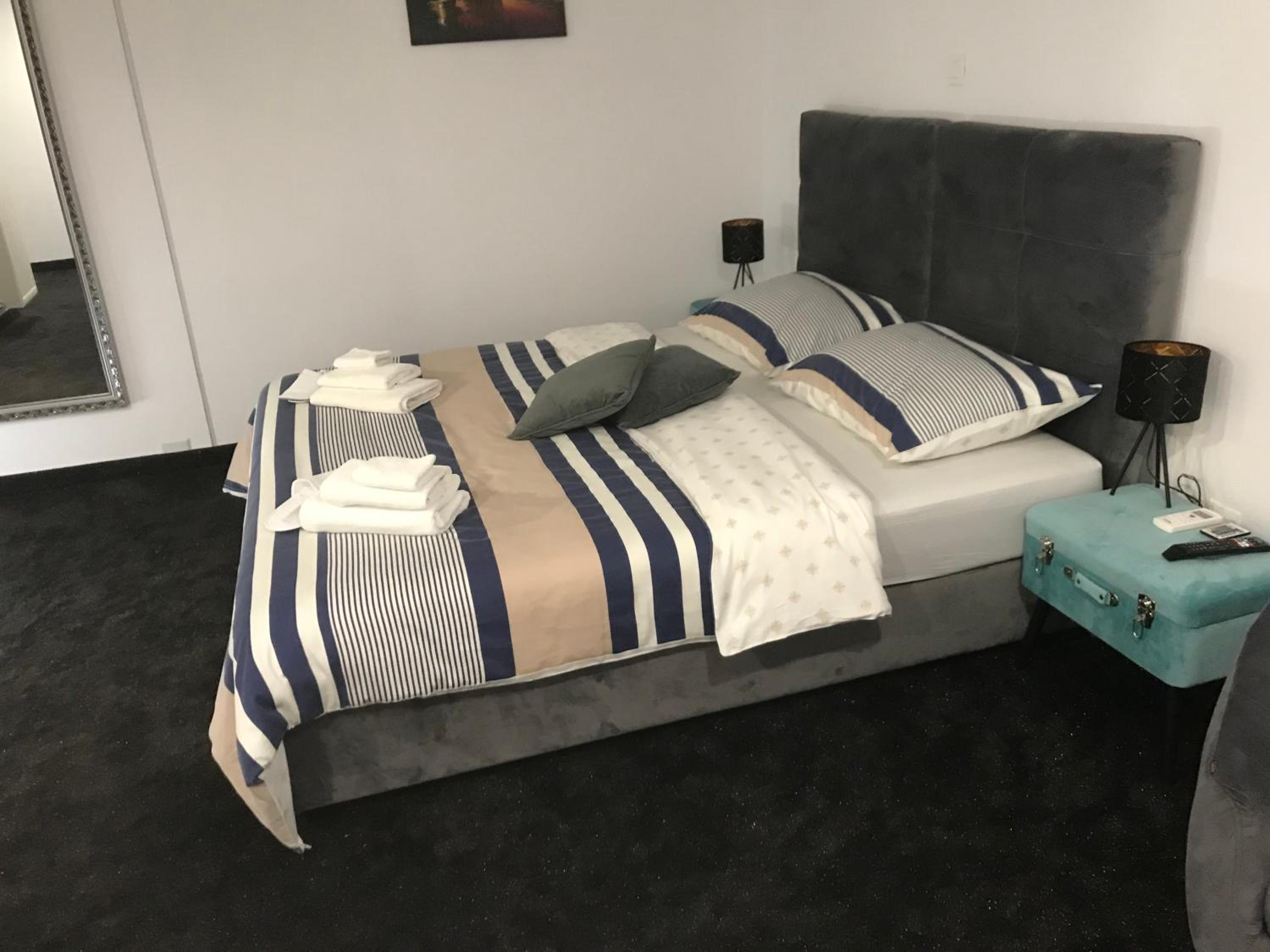 One-Bedroom Apartment photo 1