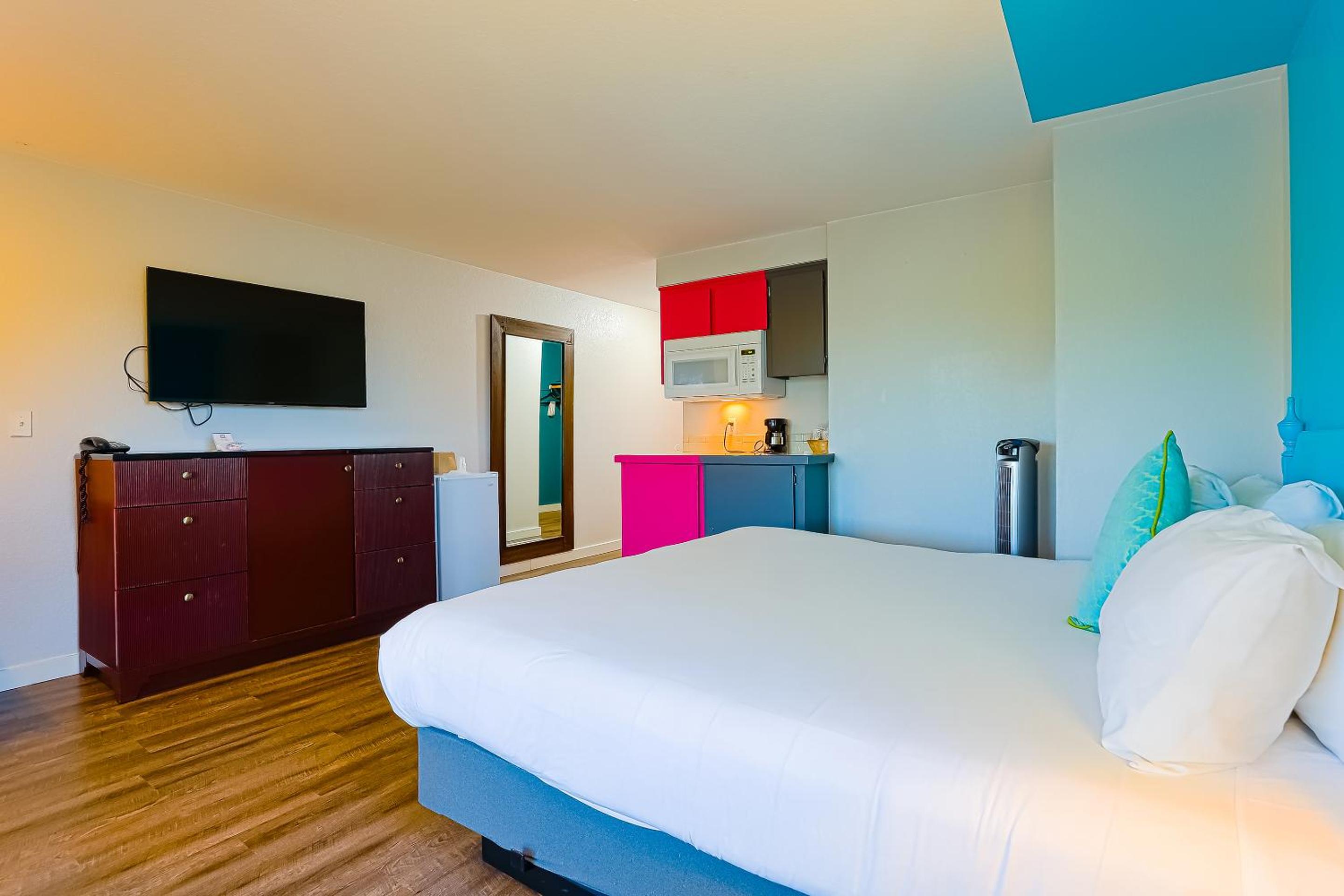 King Bed with River View photo 2