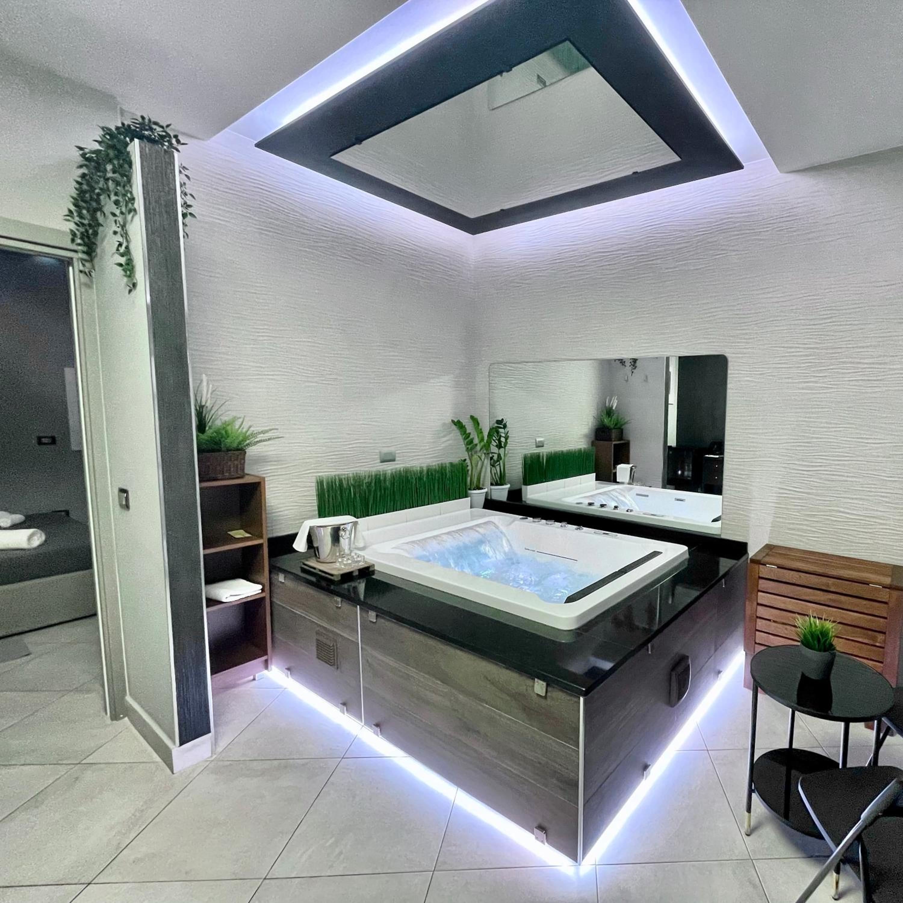 Deluxe Suite with Spa Bath - Photo 25