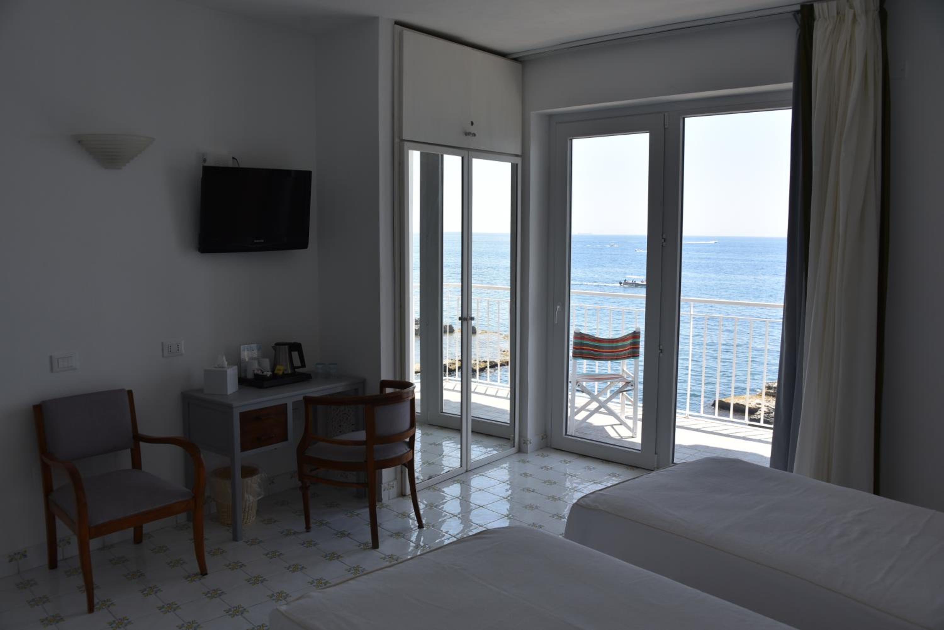 Double Room with Balcony and Sea View - Photo 18