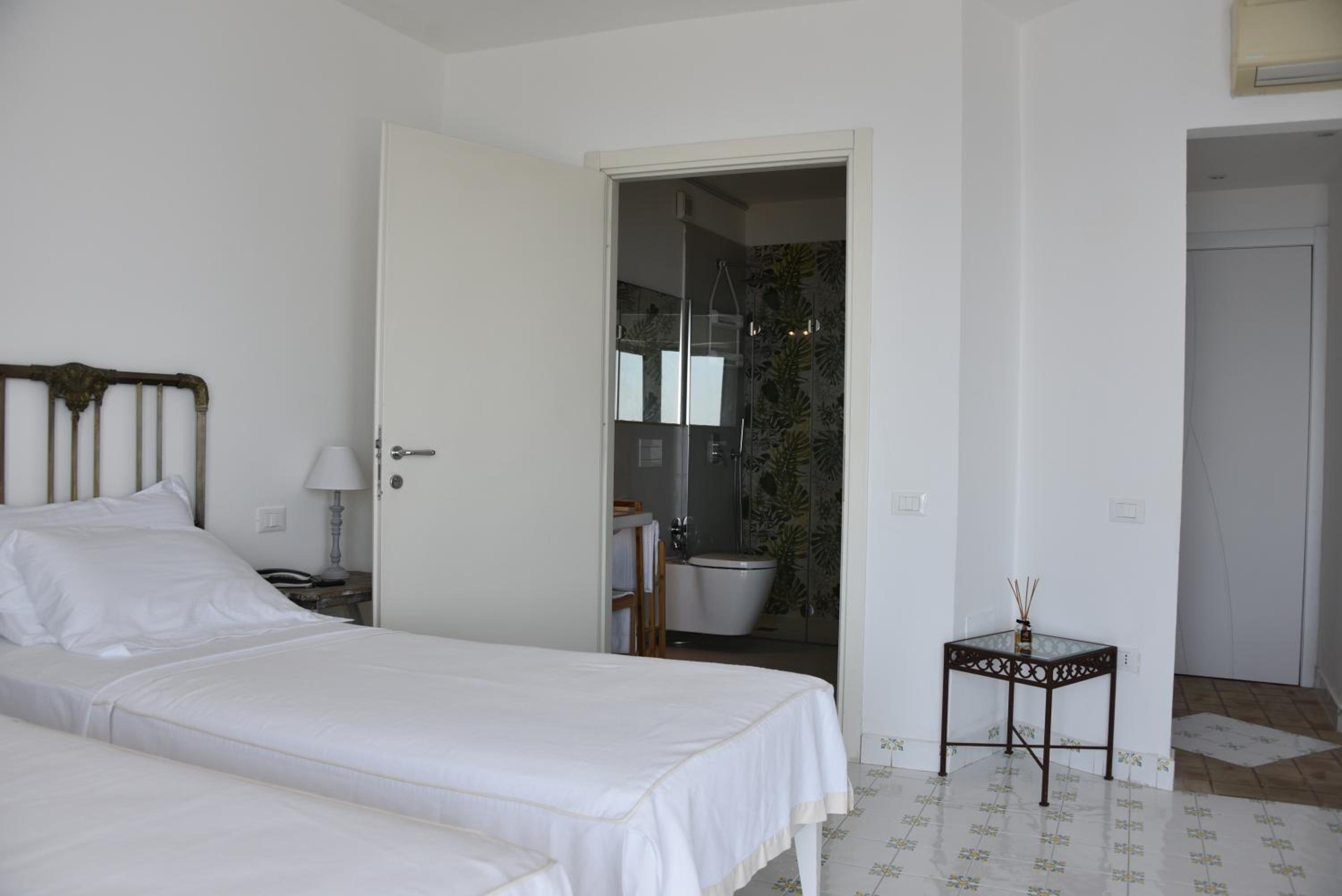 Double Room with Balcony and Sea View - Photo 16