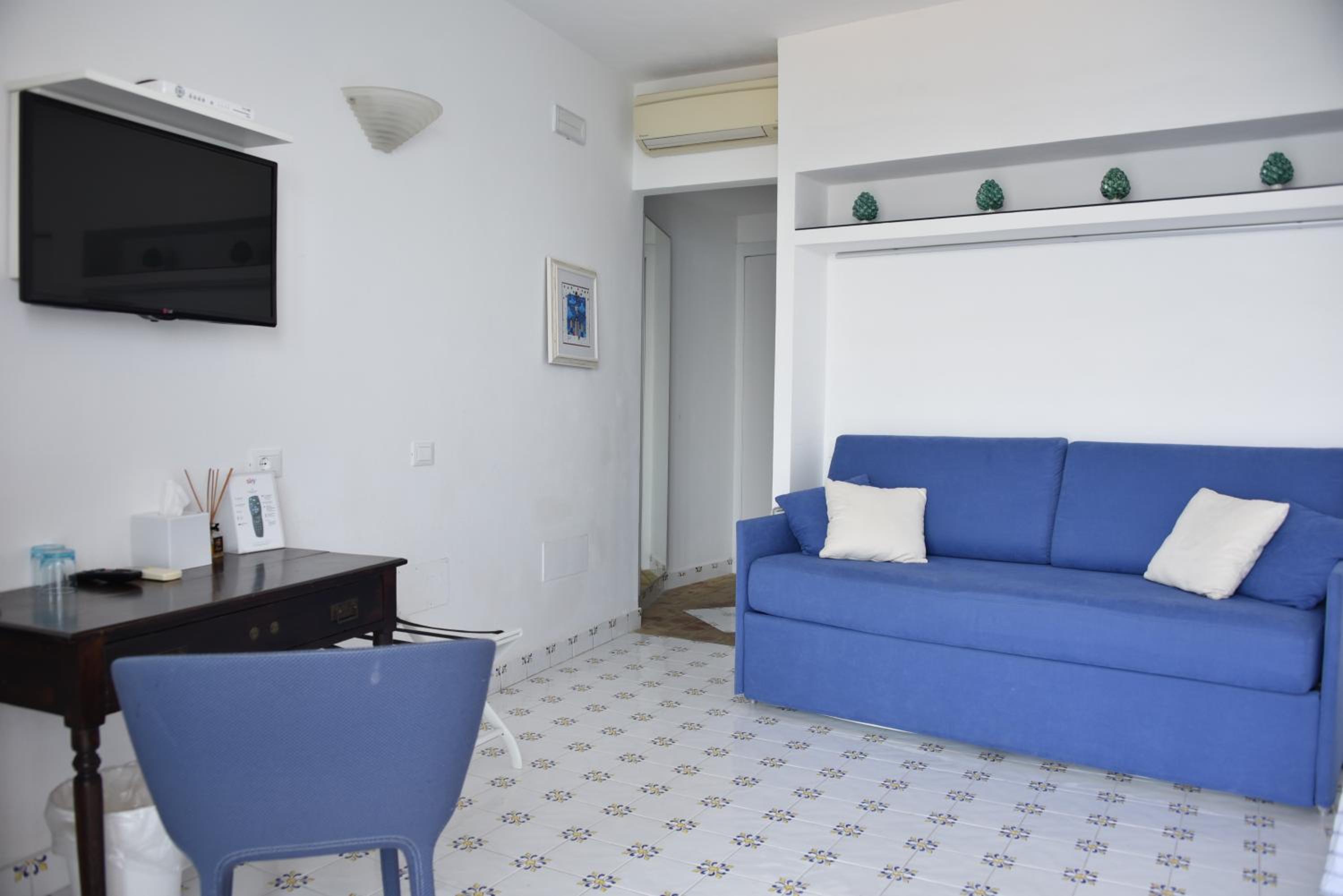Double Room with Balcony and Sea View - Photo 9