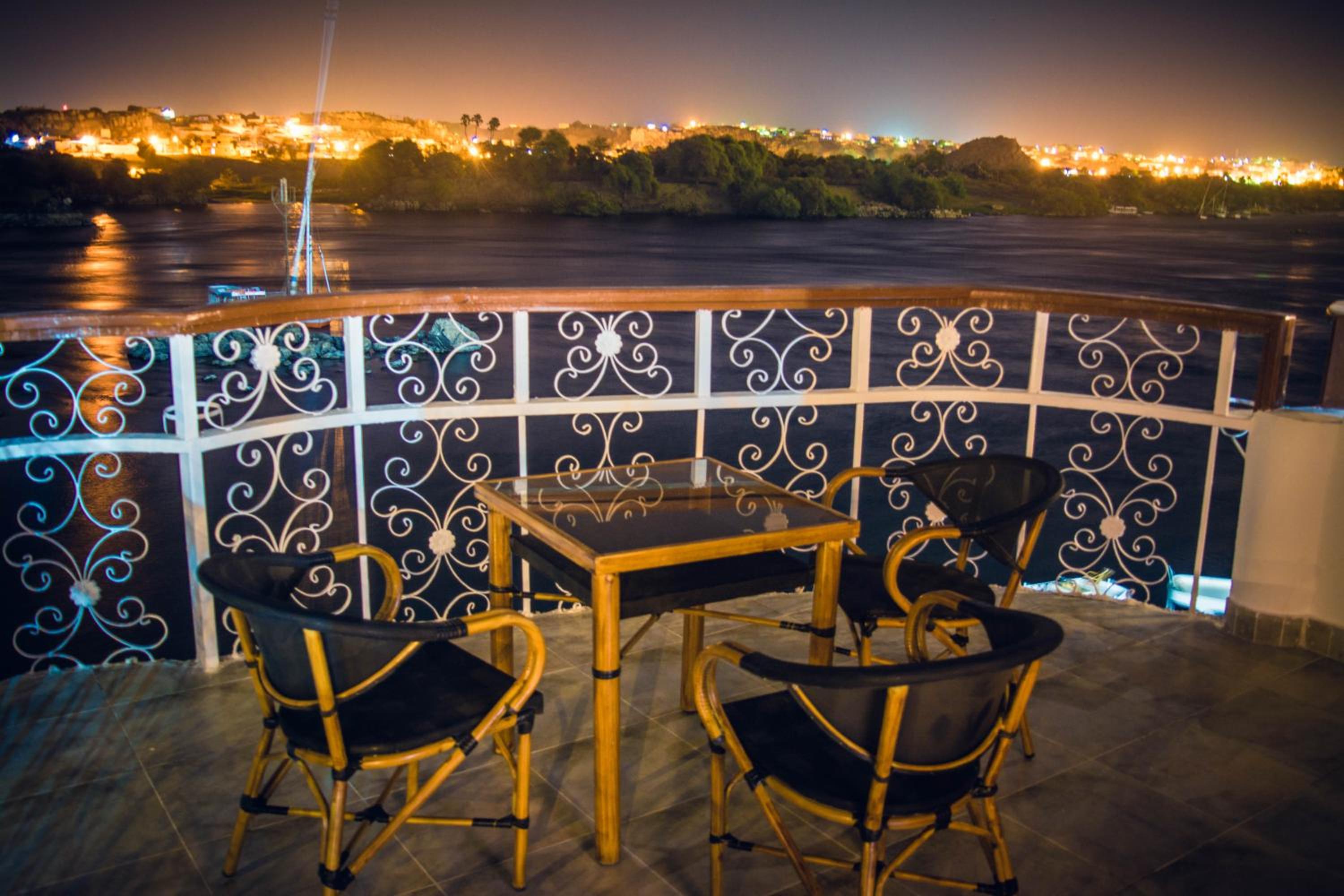 Deluxe Double Room with Balcony - Photo 18