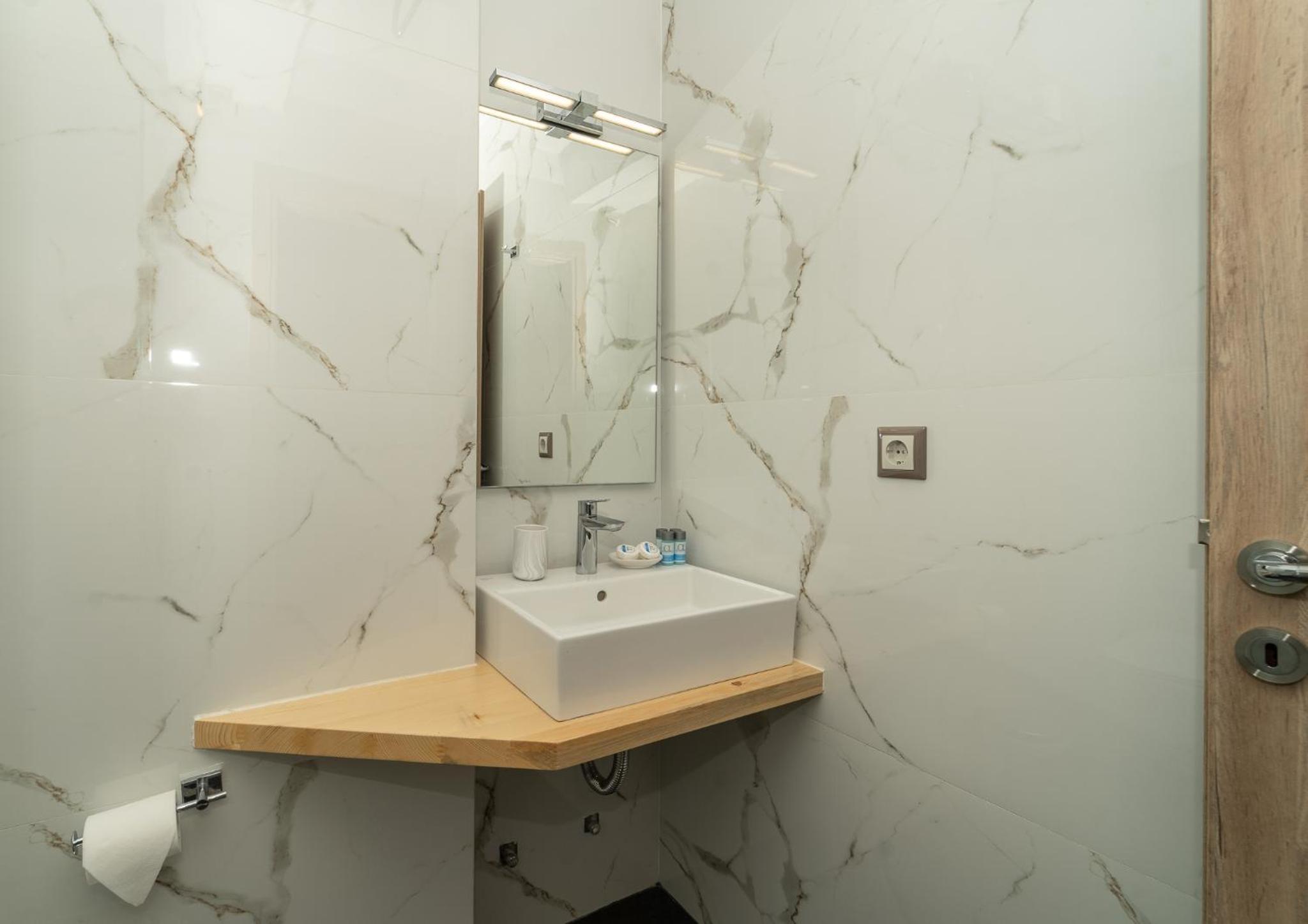 Executive Suite - Photo 6