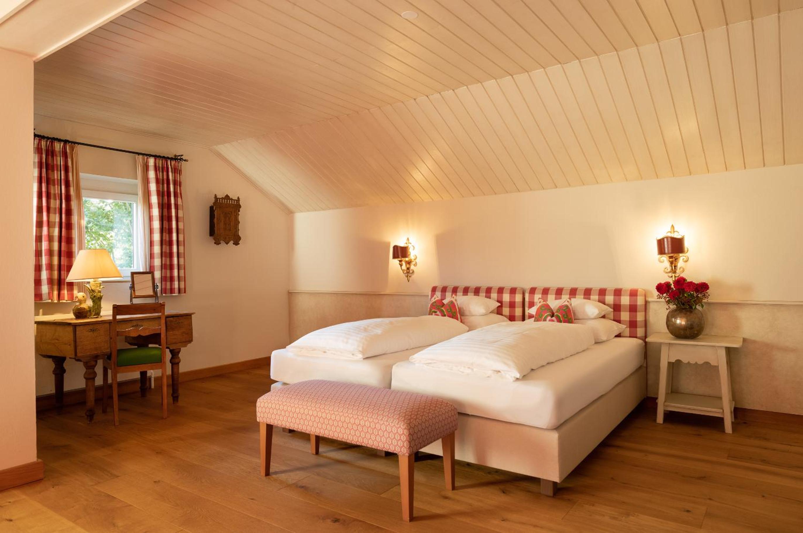 Junior Suite with Balcony - Photo 4