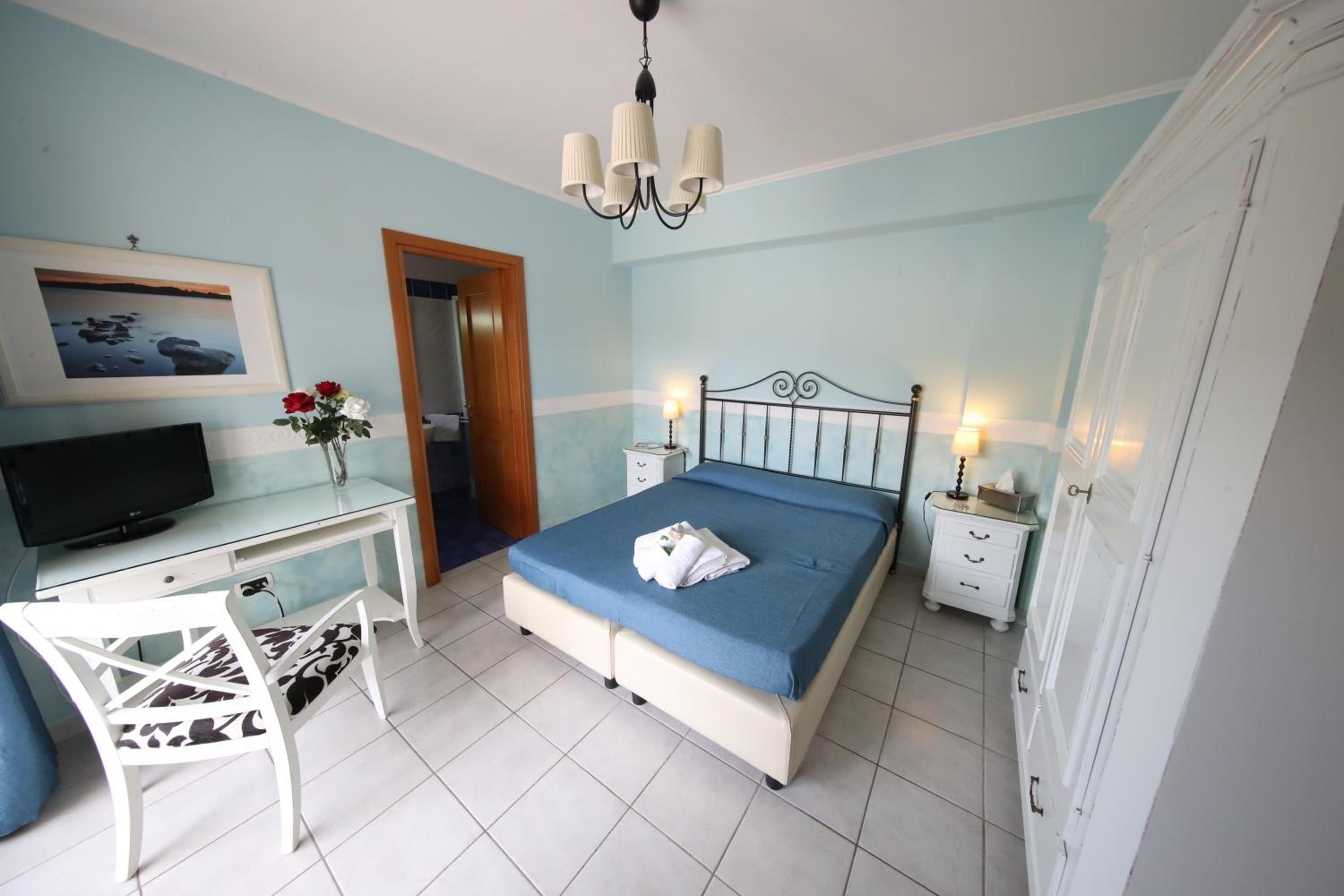 Deluxe Room (2 Adults + 1 Child)