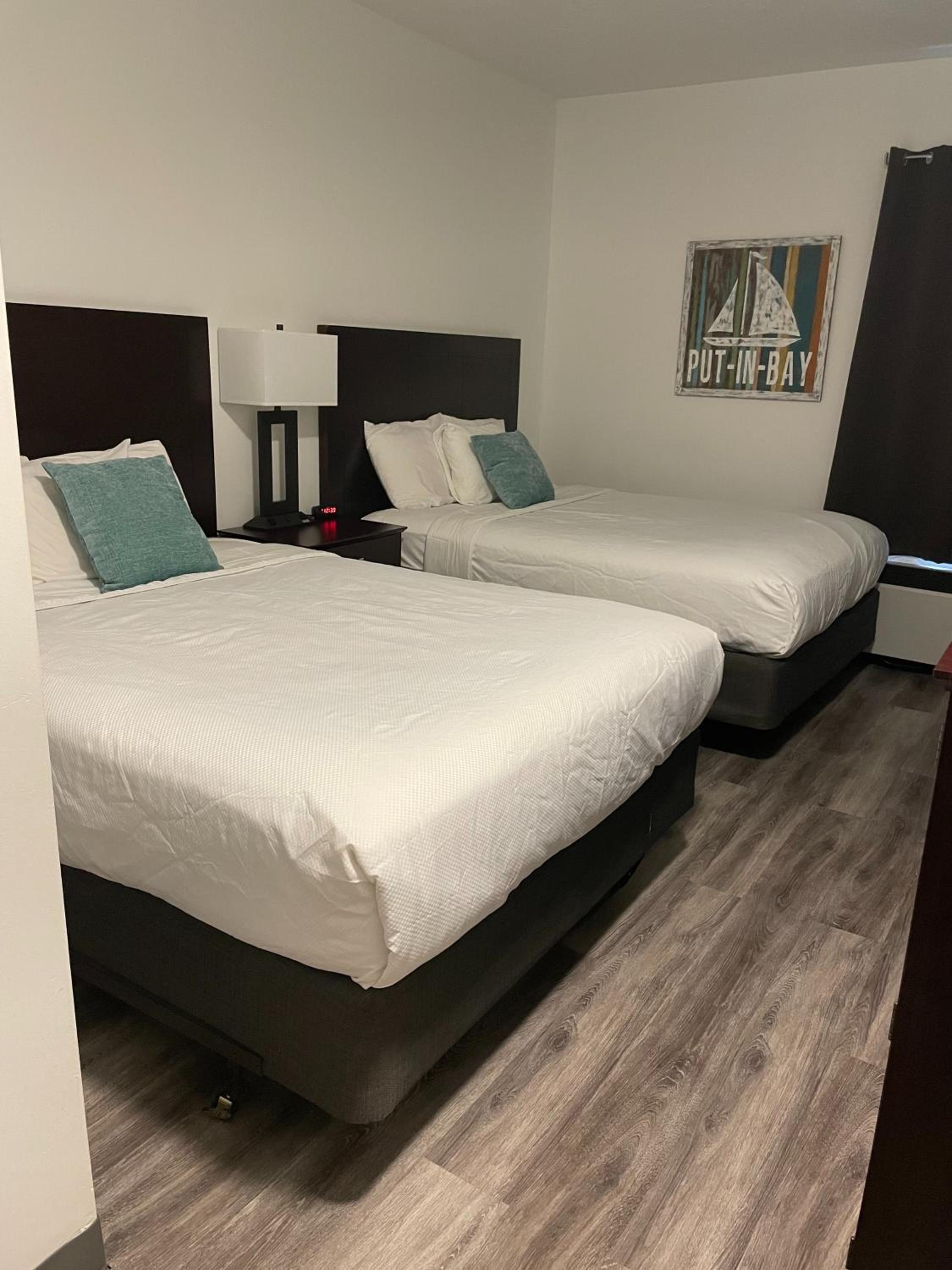 Standard Queen Room with Two Queen Beds photo 2