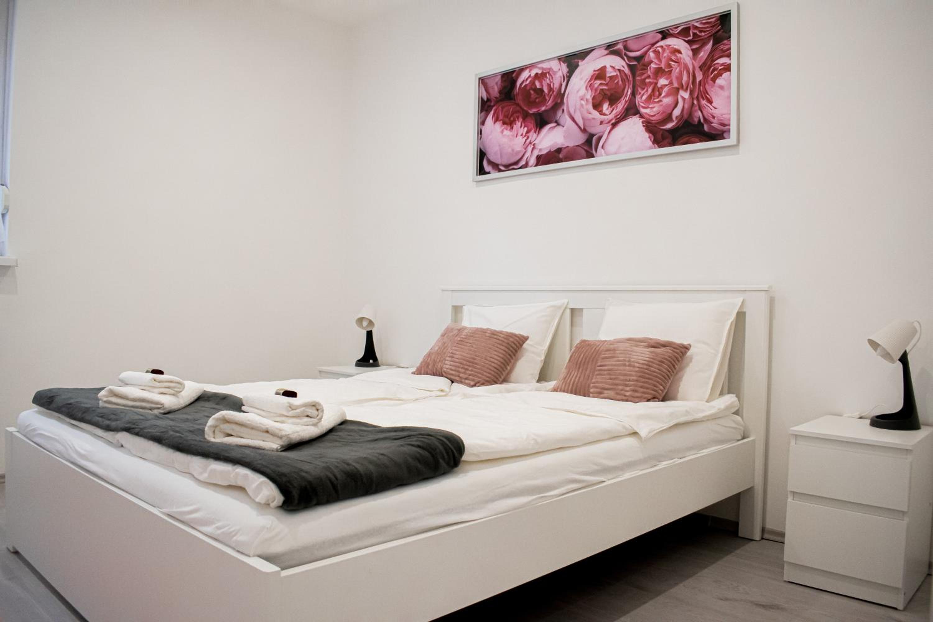 One-Bedroom Apartment photo 1