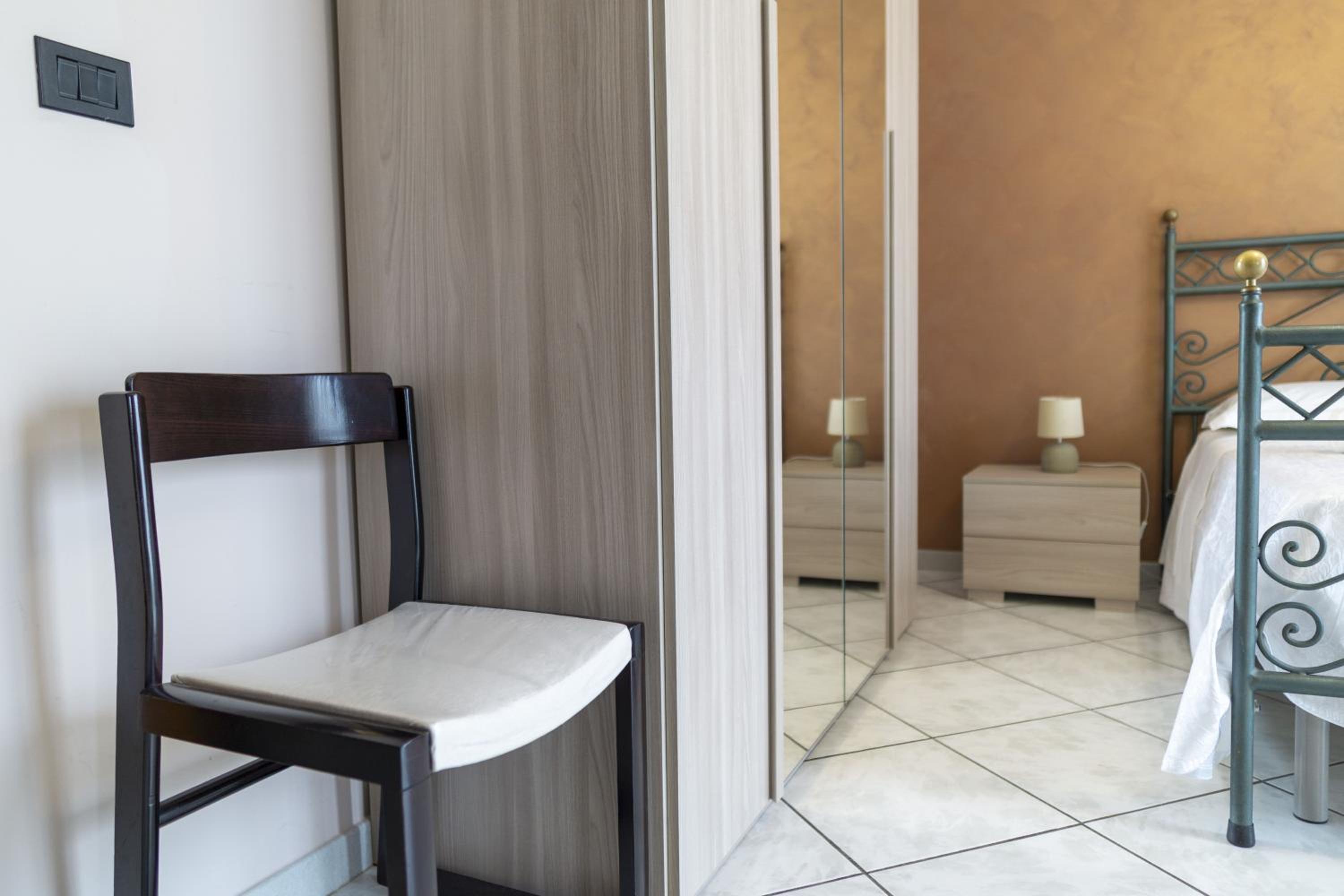 Double Room with Private Bathroom - Photo 13