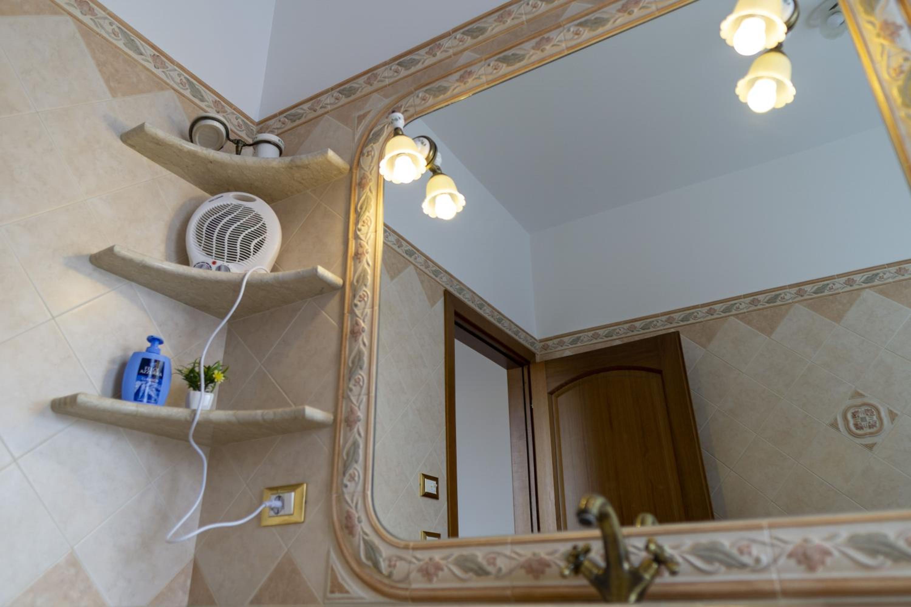 Double Room with Private Bathroom - Photo 15
