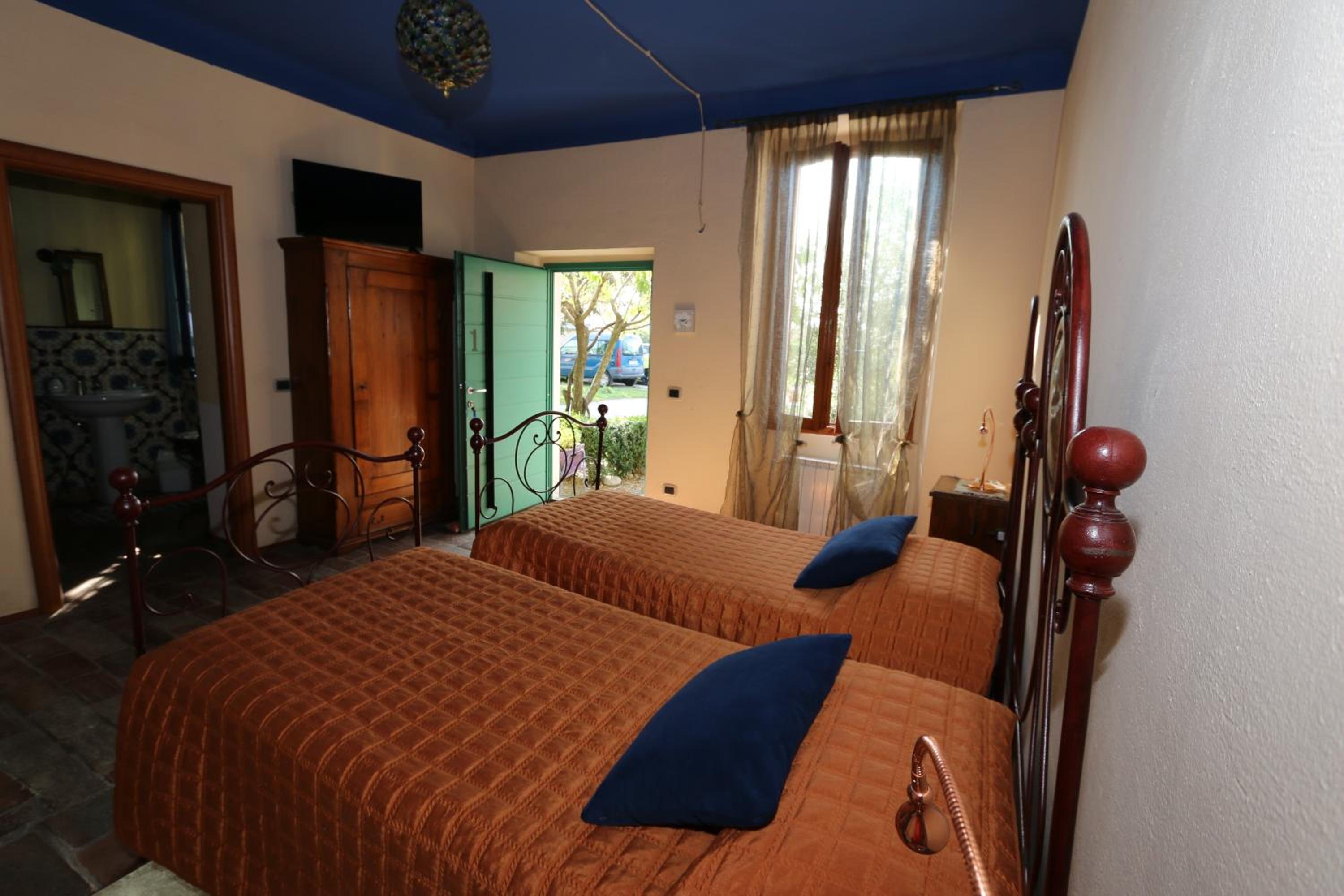 Twin Room with Private Bathroom photo 3