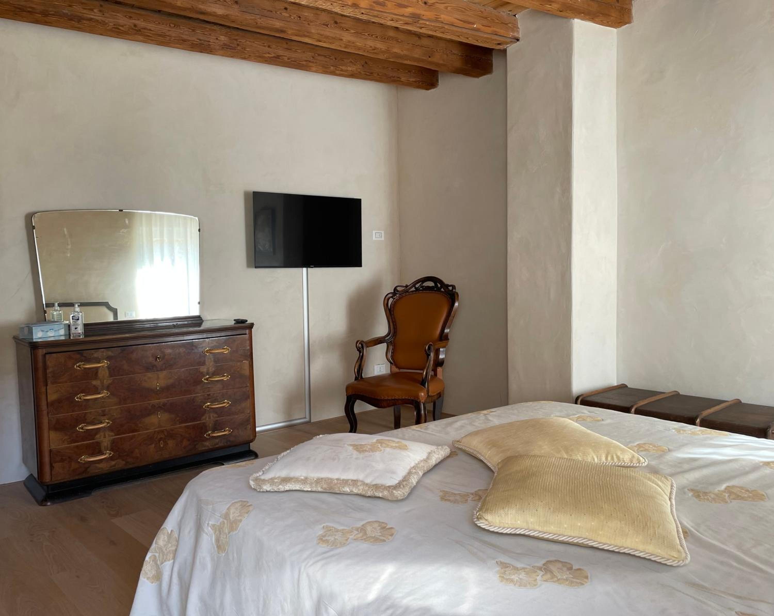 Large Double Room - Photo 3
