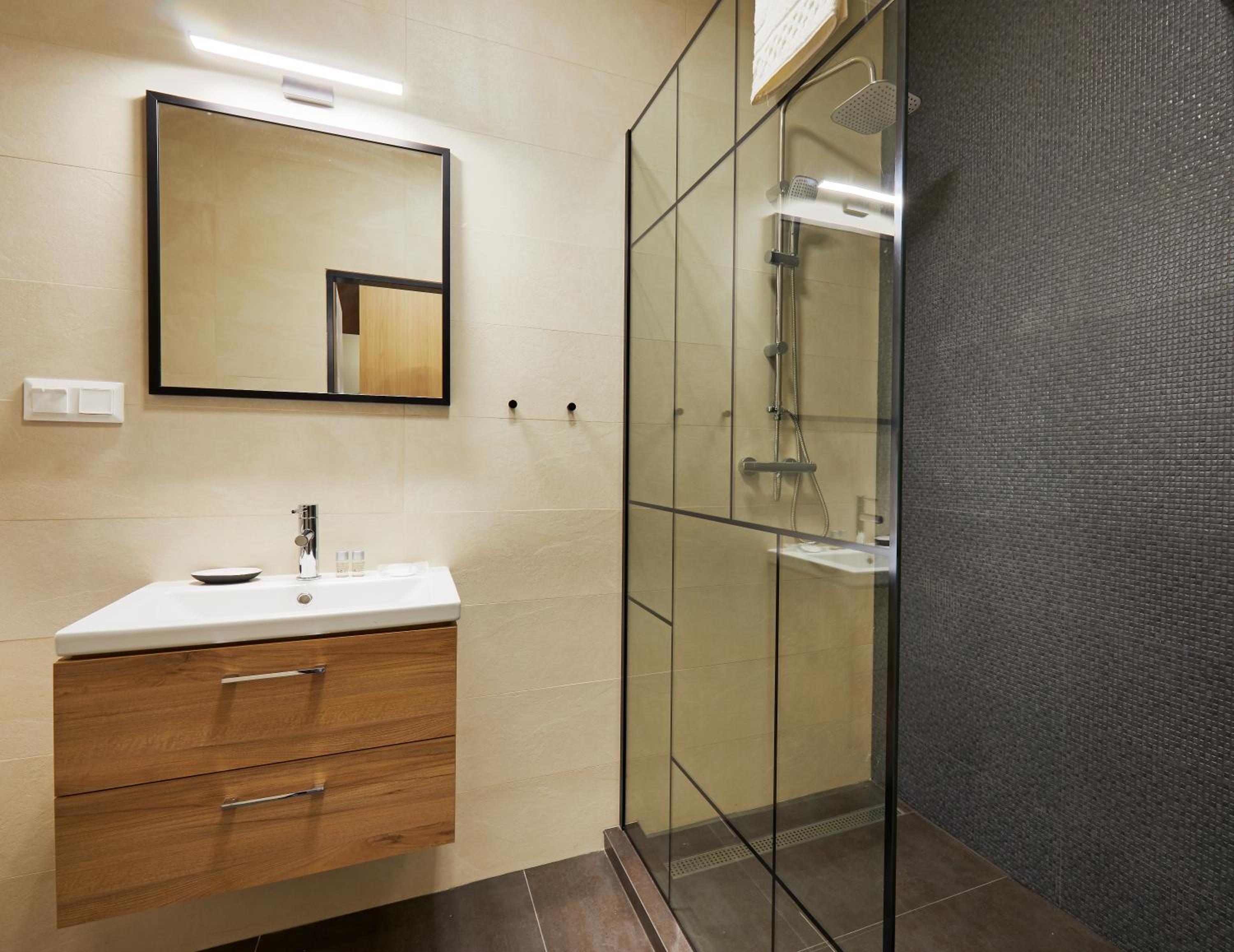 Deluxe Double or Twin Room - Photo 14