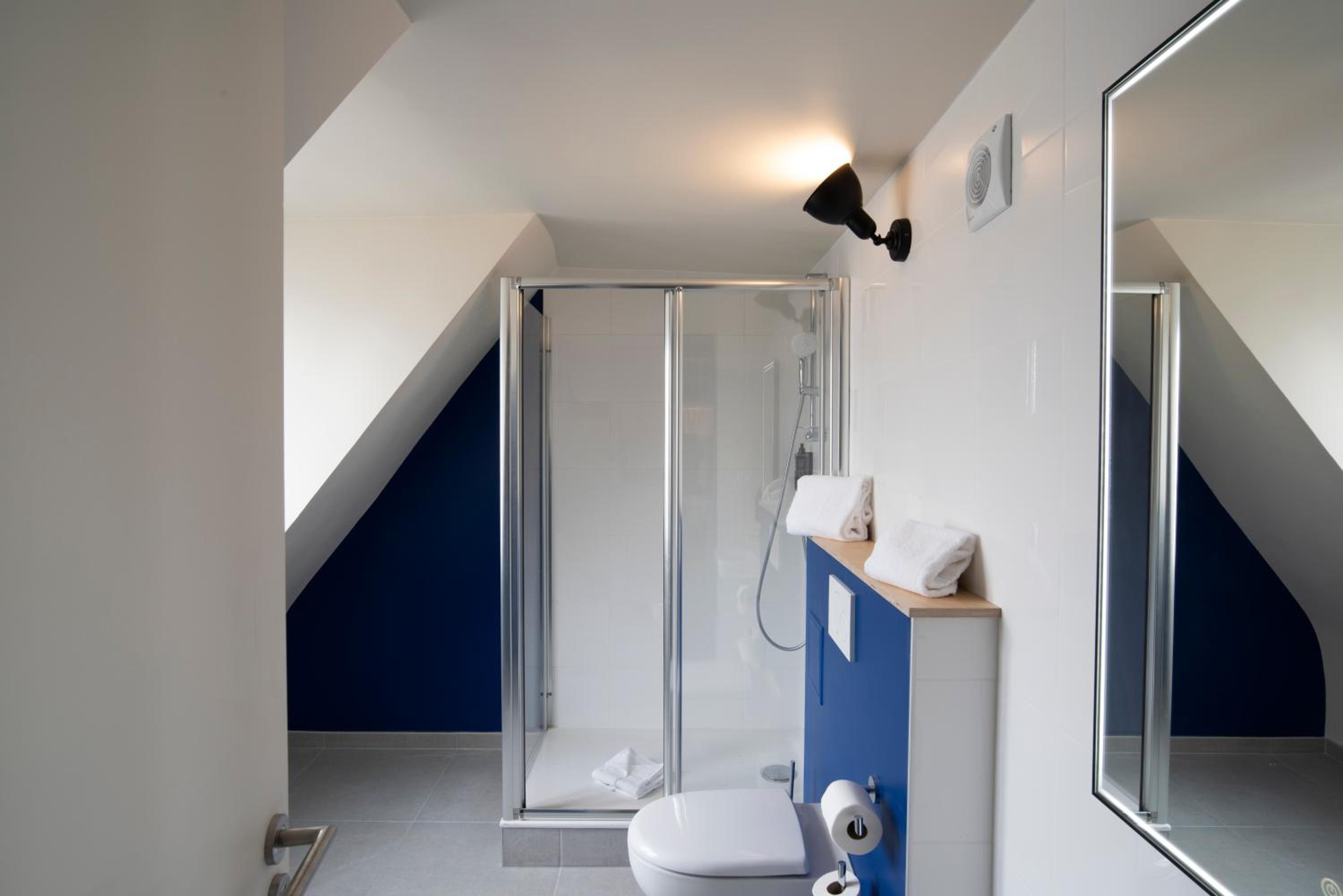 Standard Twin Room thumbnail 6