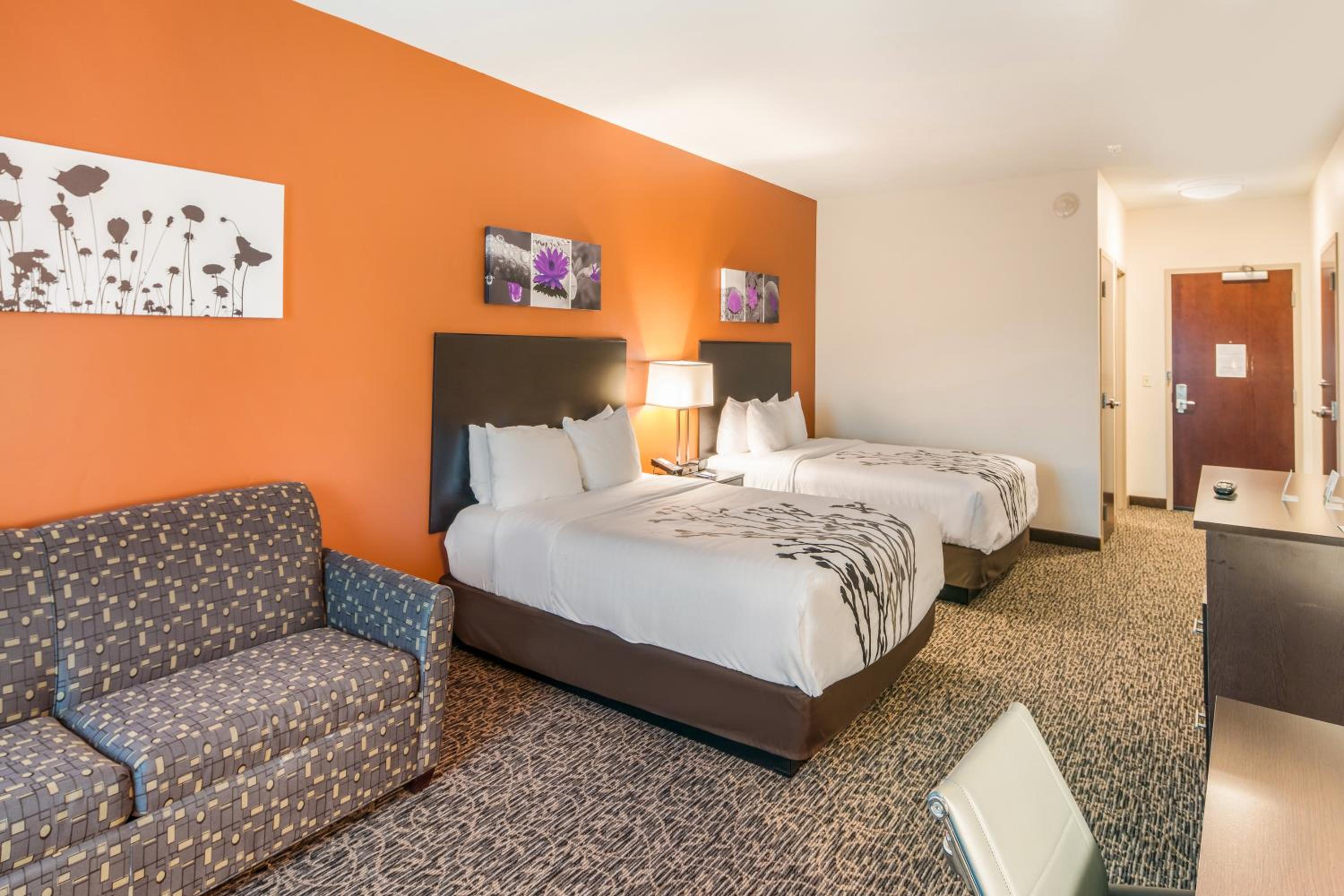 Queen Suite with Two Queen Beds and Sofa Bed - Non-Smoking, photo 6