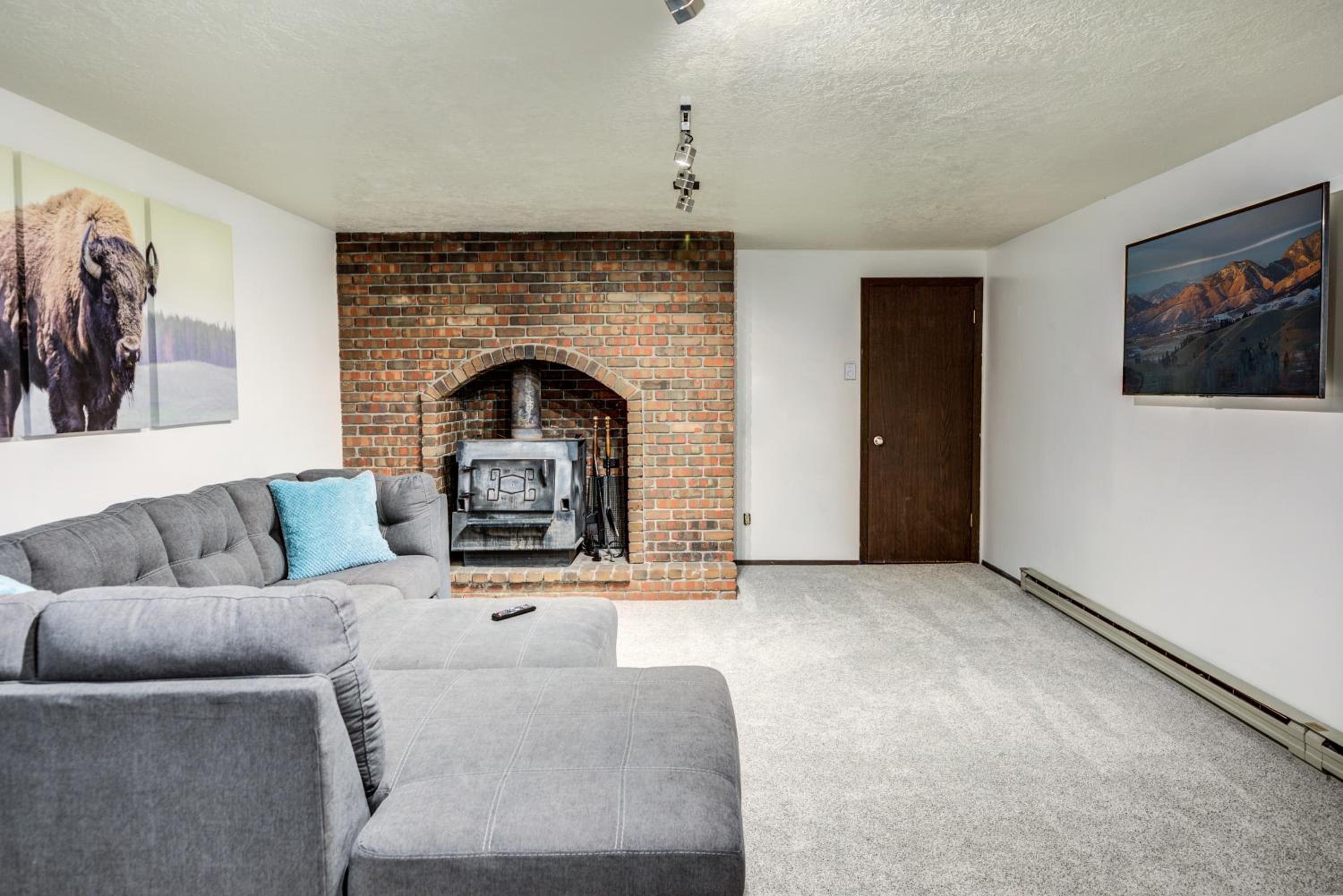 Four-Bedroom House - Photo 33