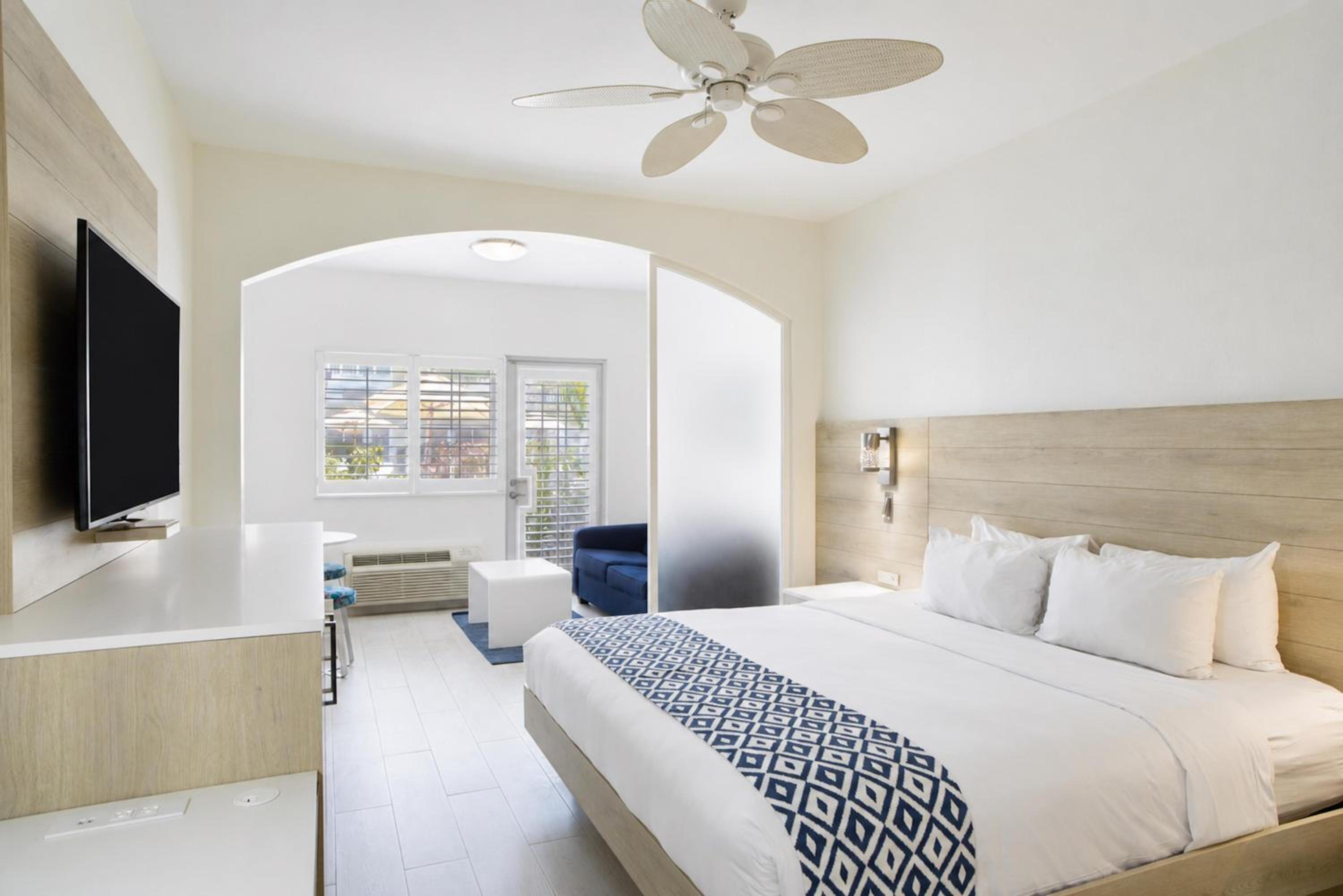 Poolside King Room with One King Bed and Terrace
