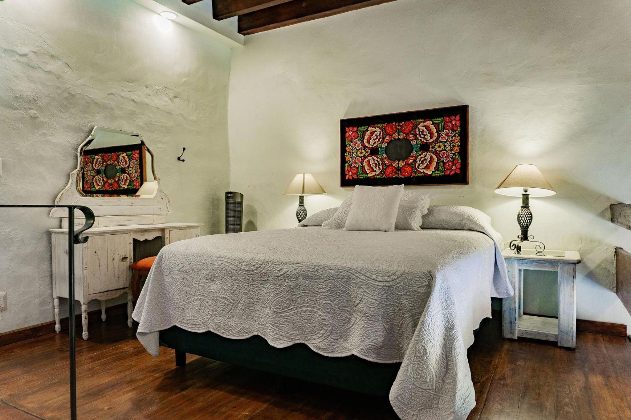 Deluxe Queen Suite