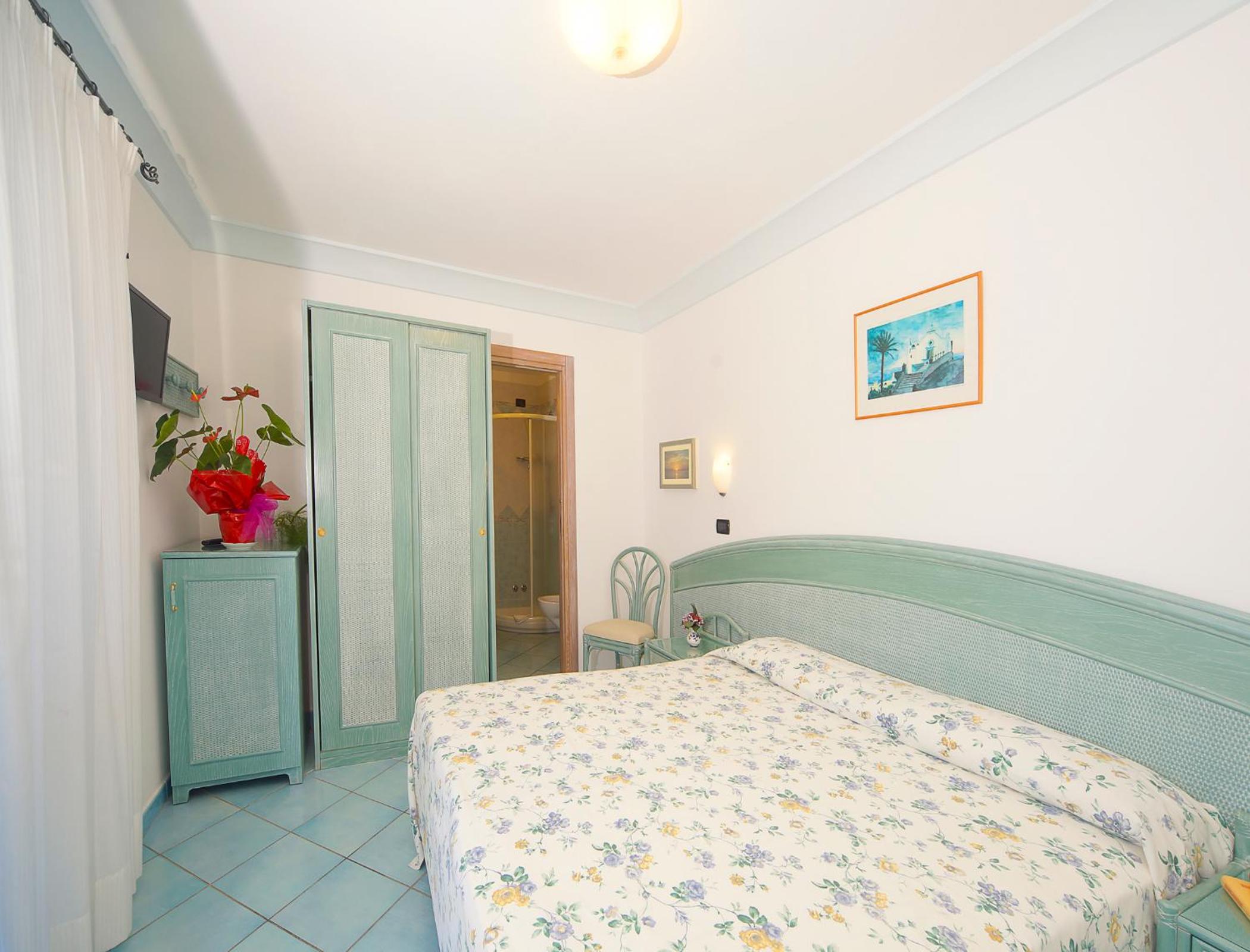 Double Room with Balcony and Sea View - Photo 18