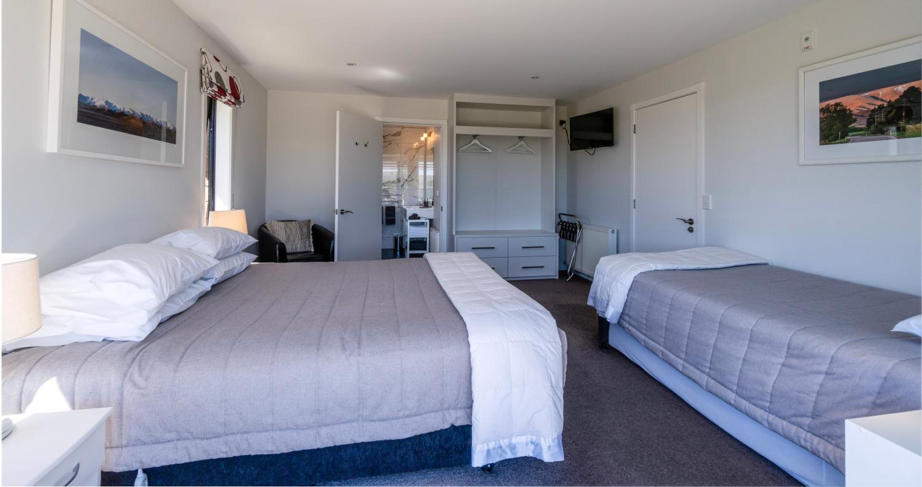 Family Room with Private Bathroom photo 3