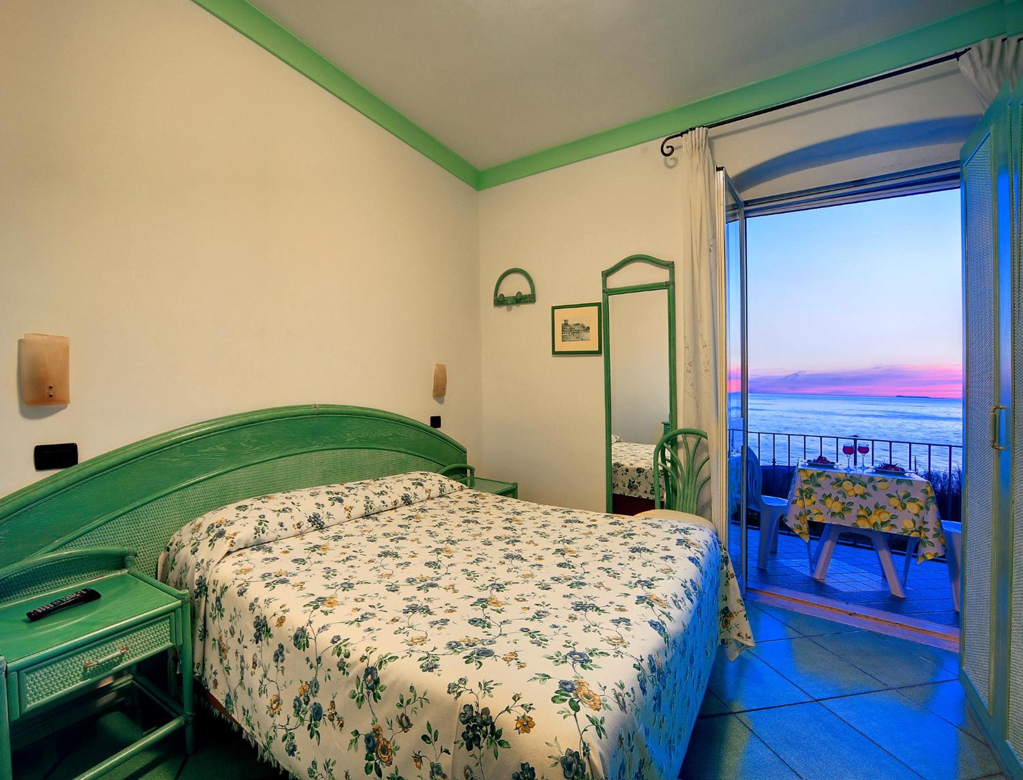 Double Room with Balcony and Sea View - Photo 16