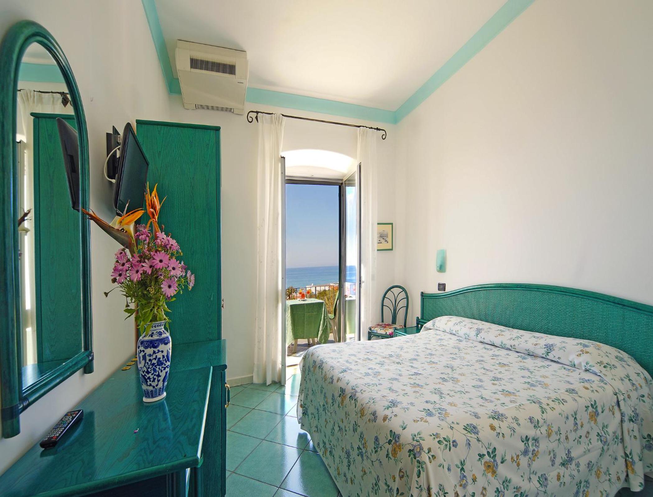 Double Room with Balcony and Sea View - Photo 11
