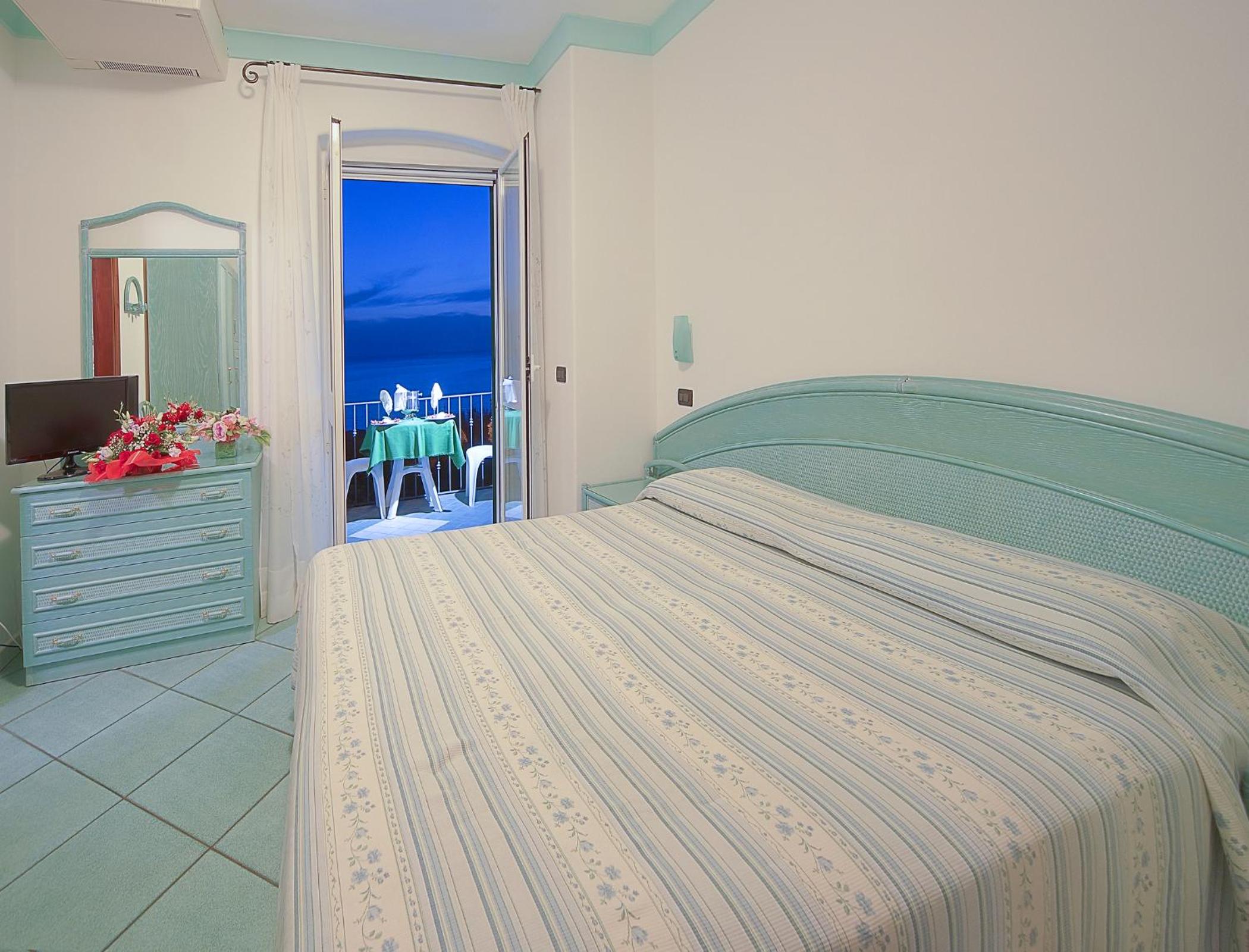 Double Room with Balcony and Sea View - Photo 15