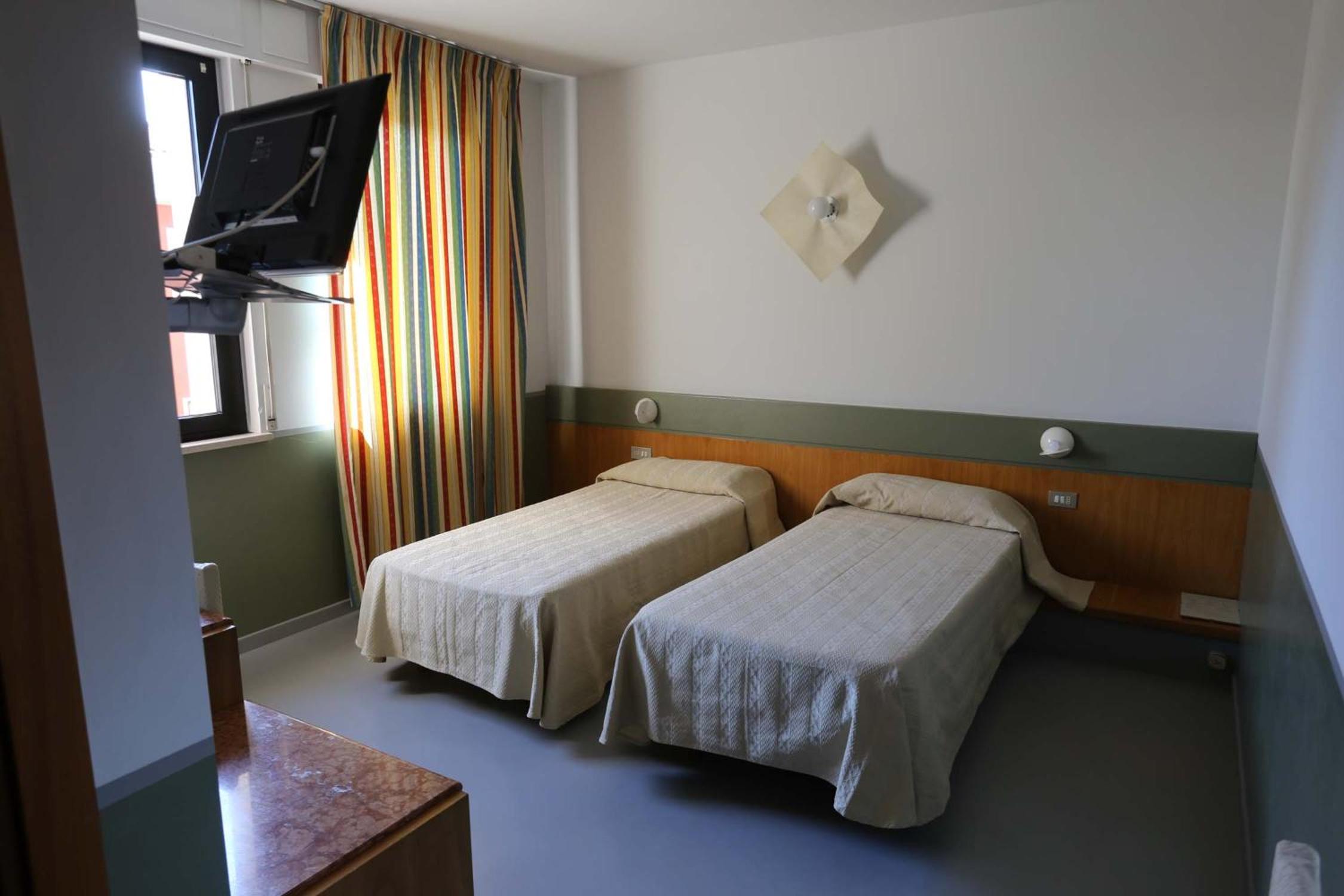 Double or Twin Room - Photo 6