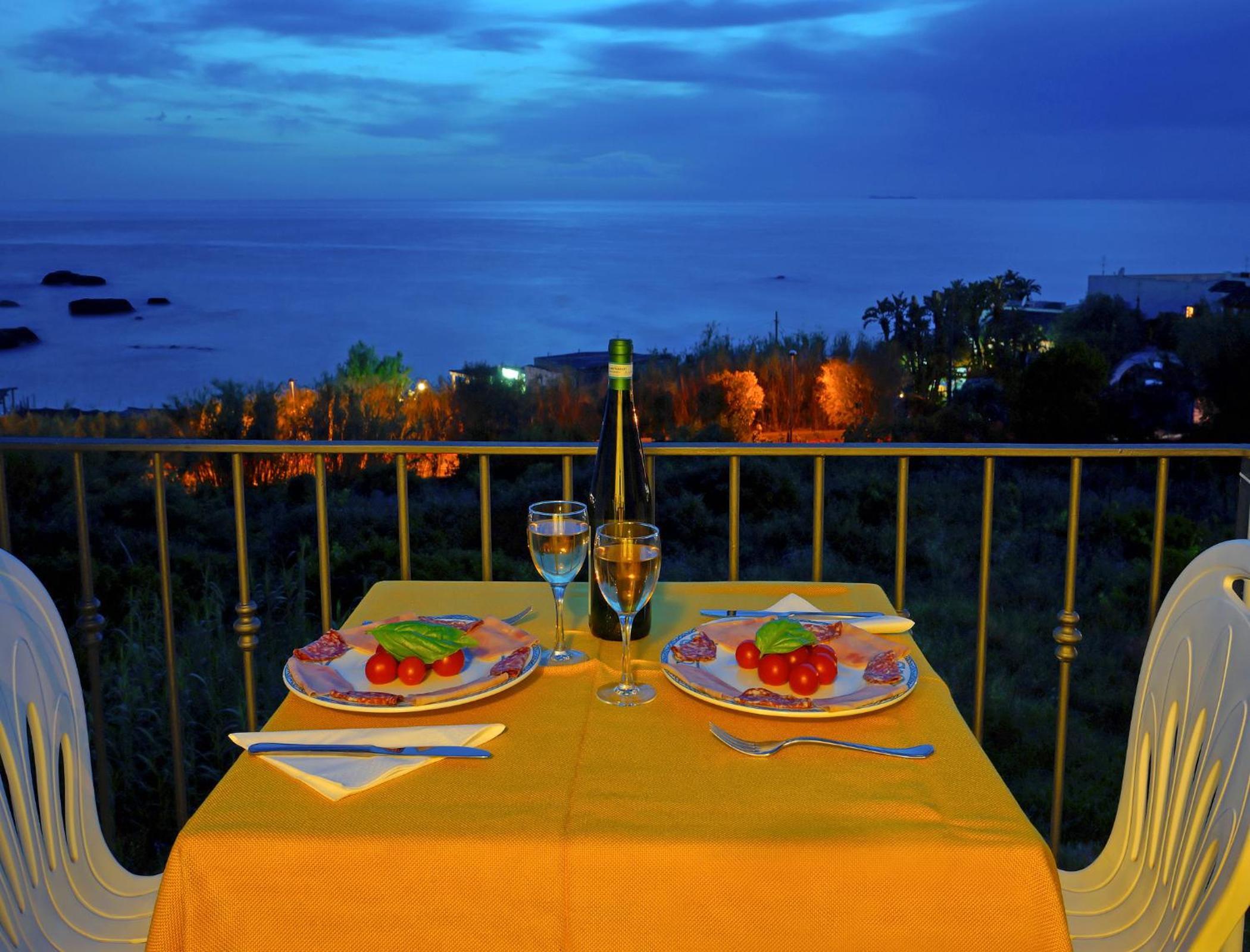 Double Room with Balcony and Sea View - Photo 4