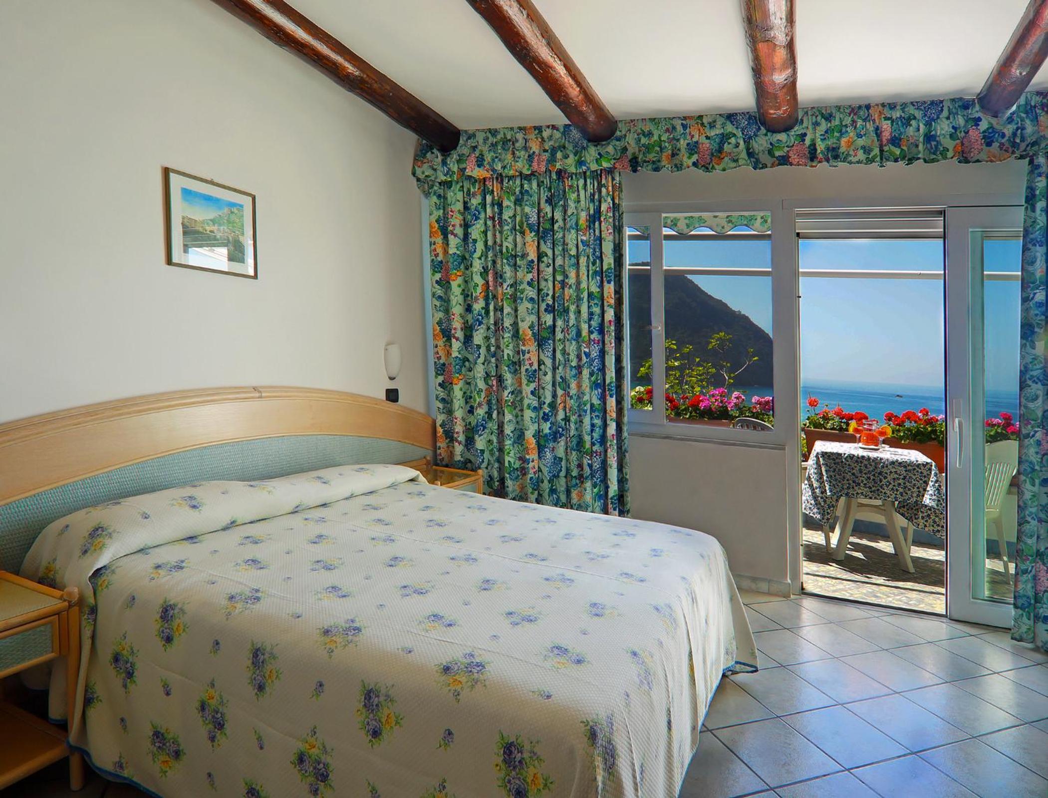 Double Room with Balcony and Sea View - Photo 3