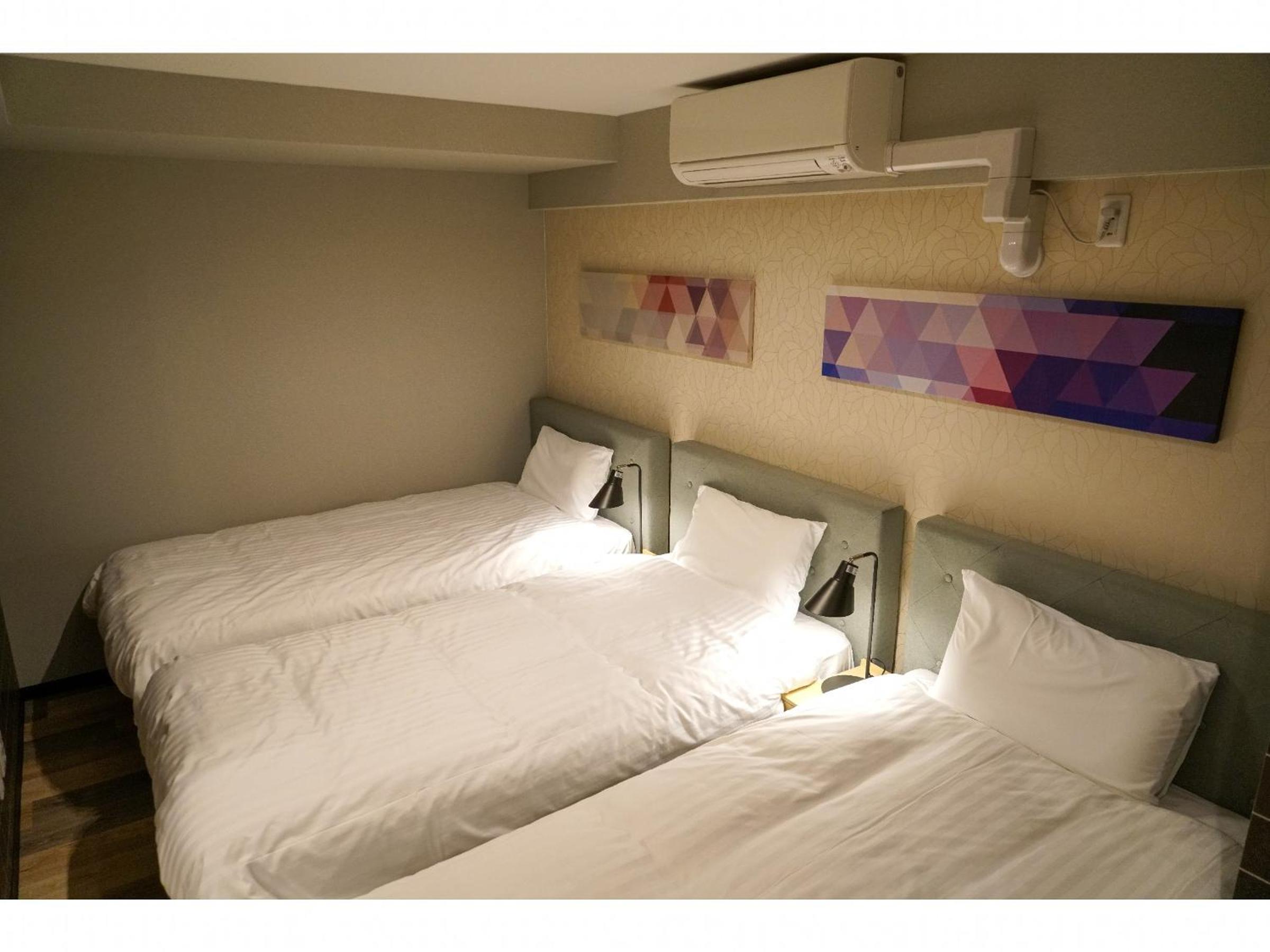 Quadruple Room with Private Bathroom - Photo 7