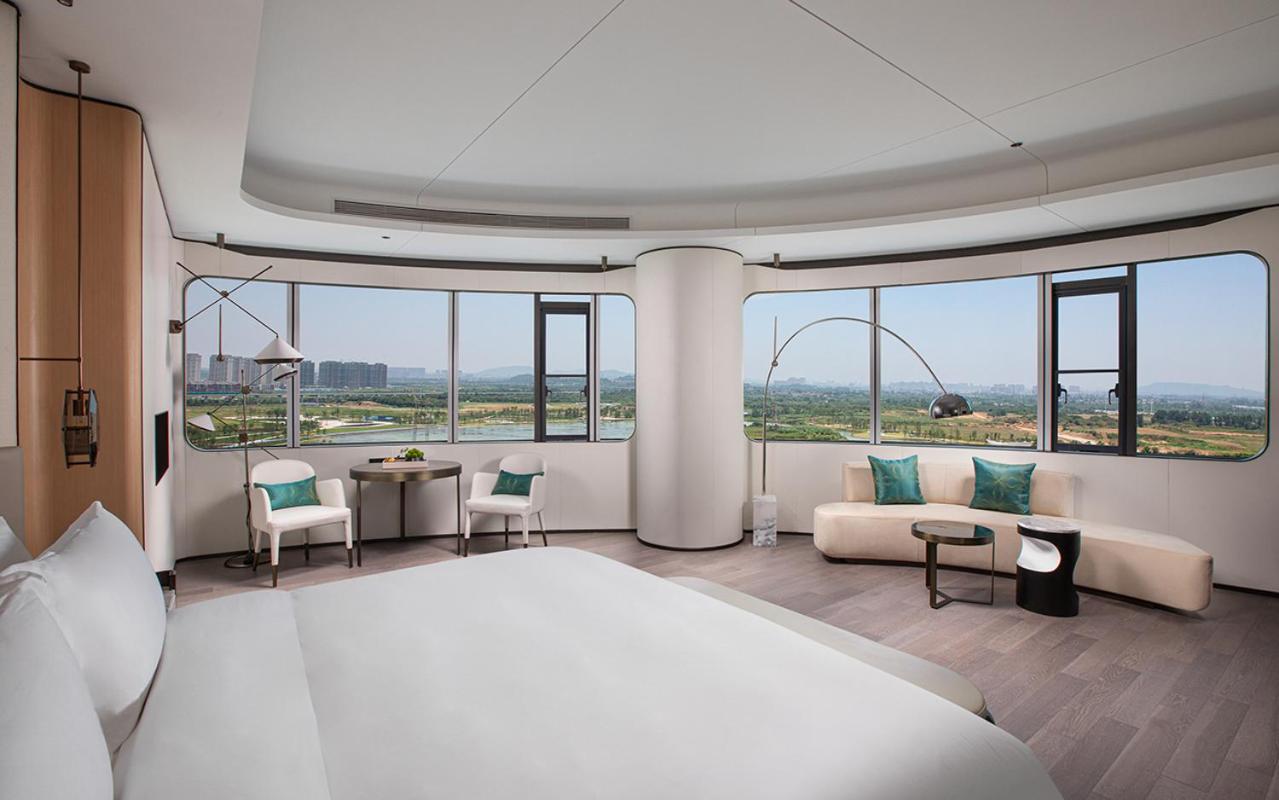 Deluxe Lake View Suite - Photo 2