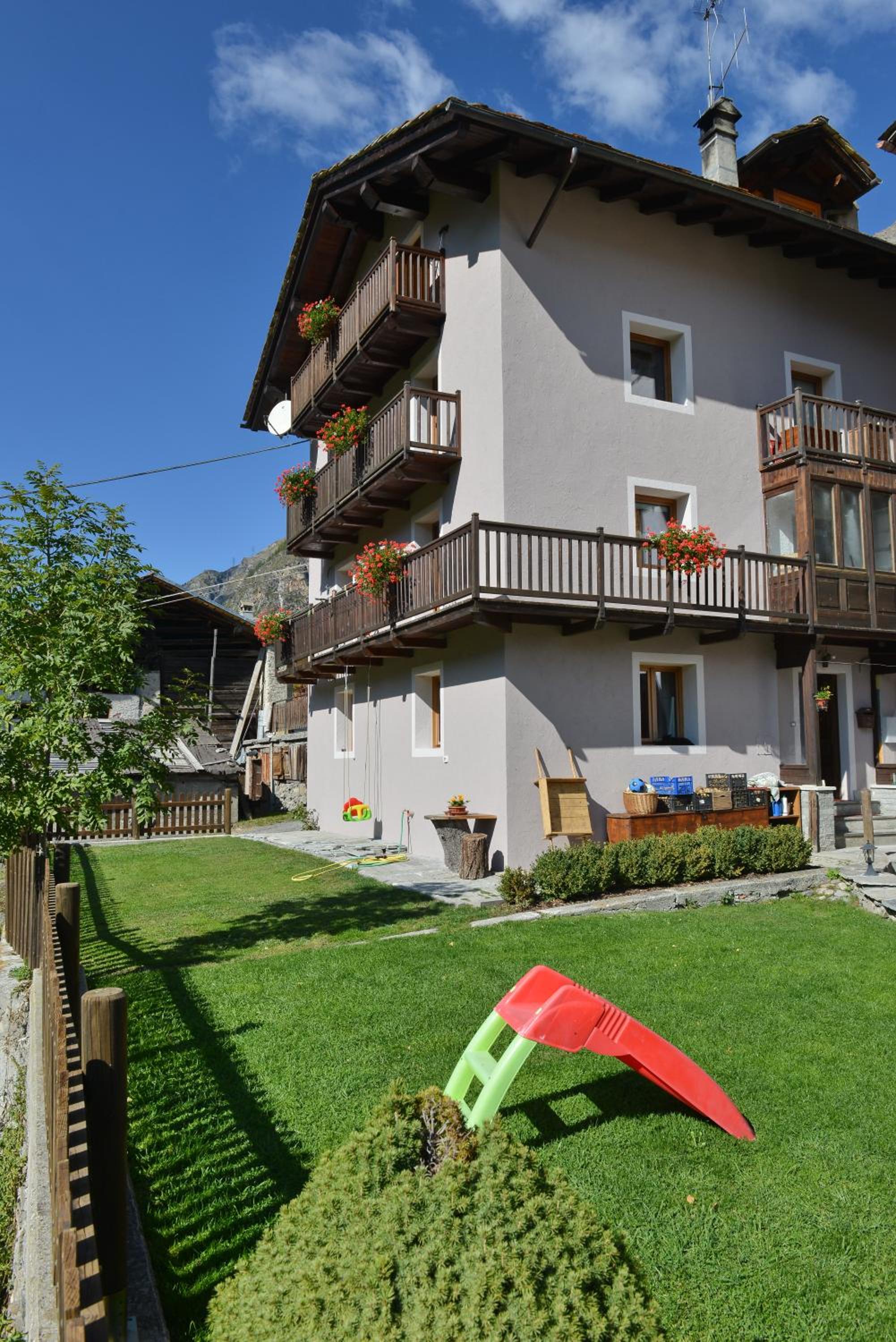 Apartment with Mountain View photo 3