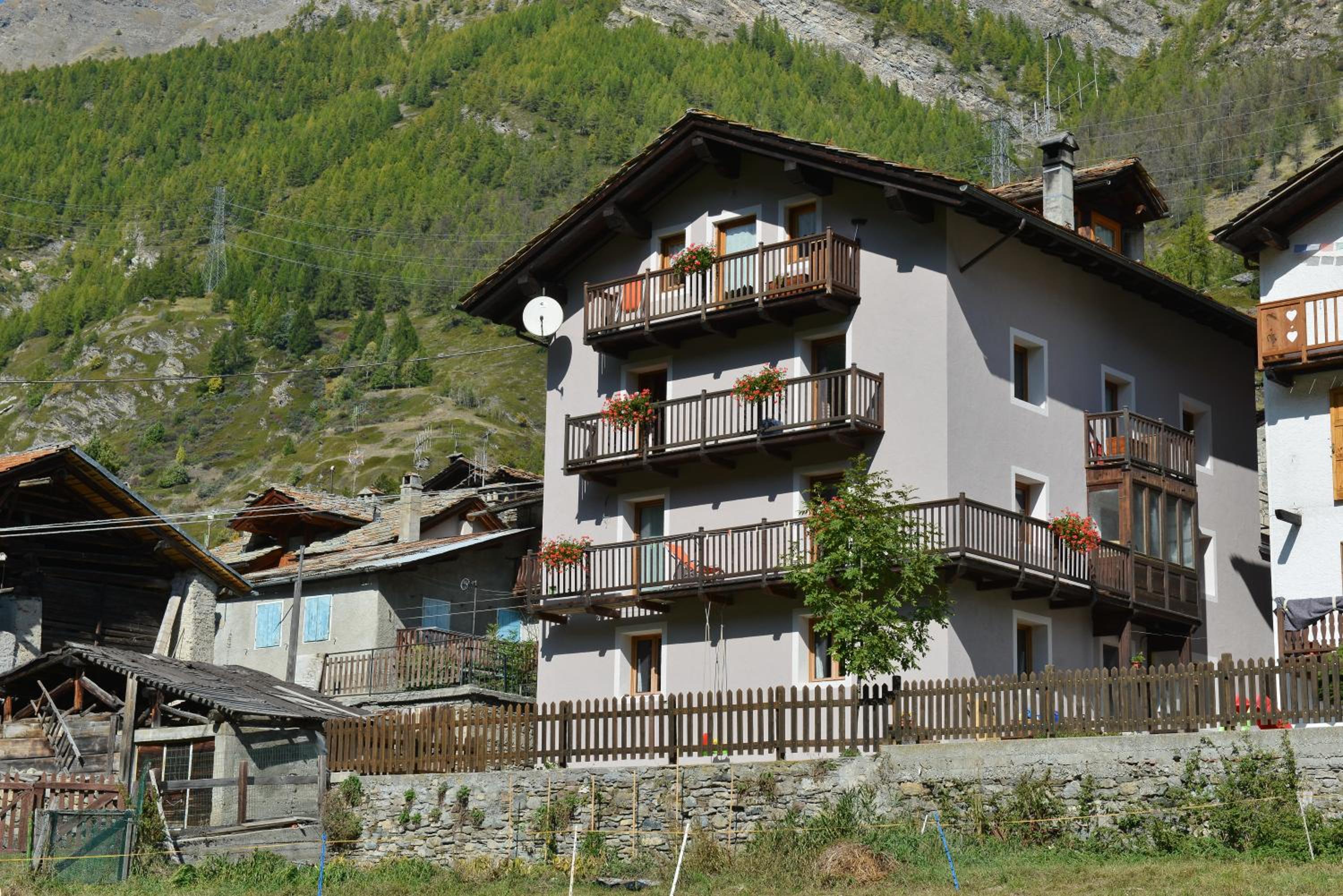 Apartment with Mountain View photo 2