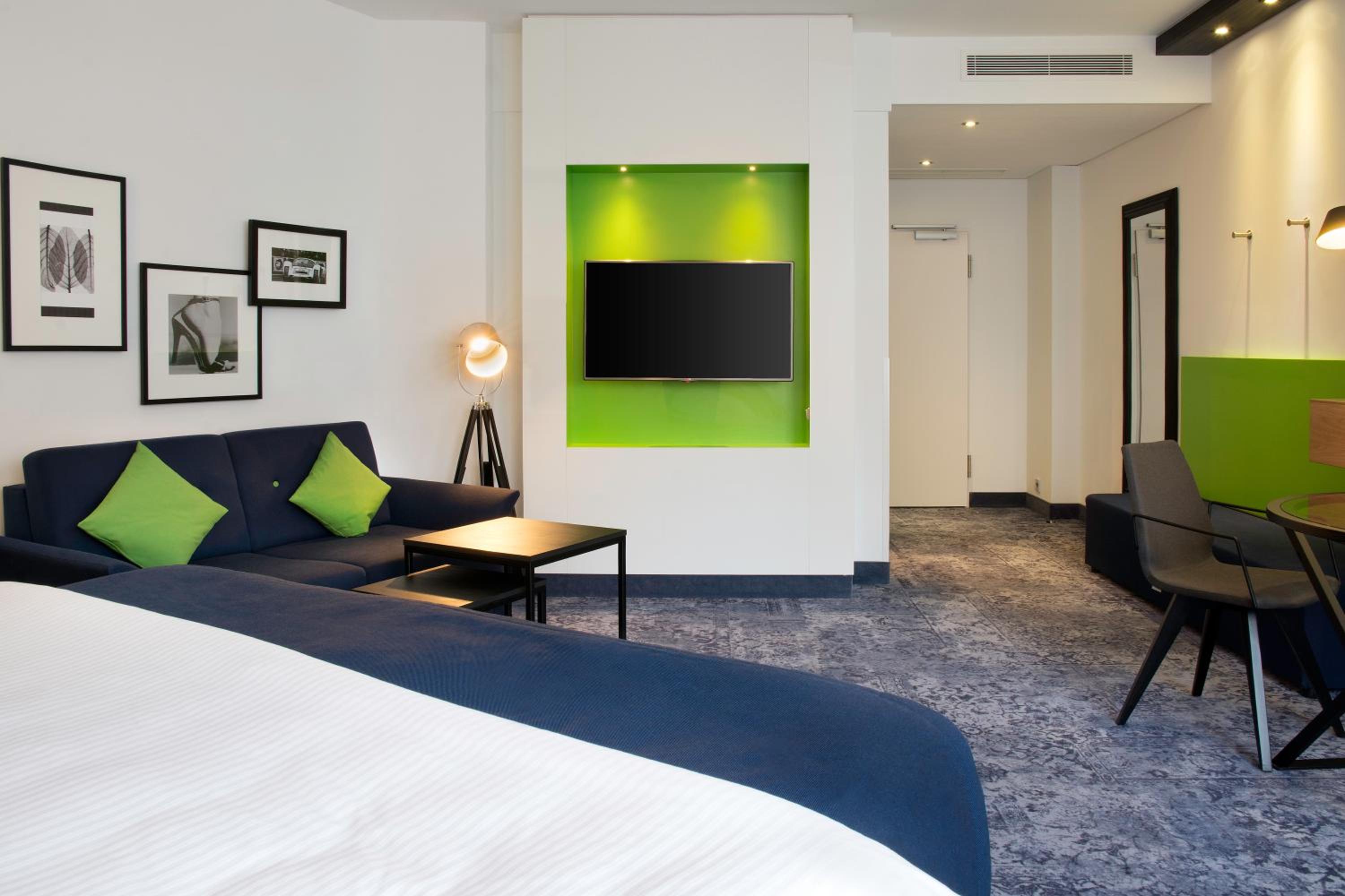Premium King Room - Photo 2