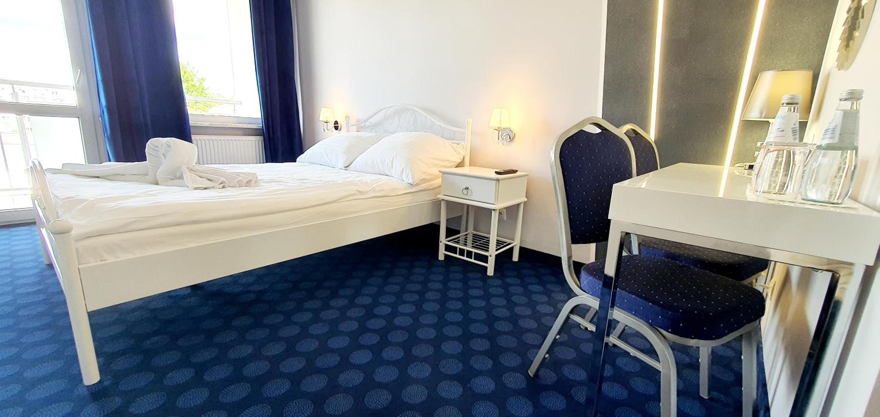 Queen Room with Balcony - Photo 1