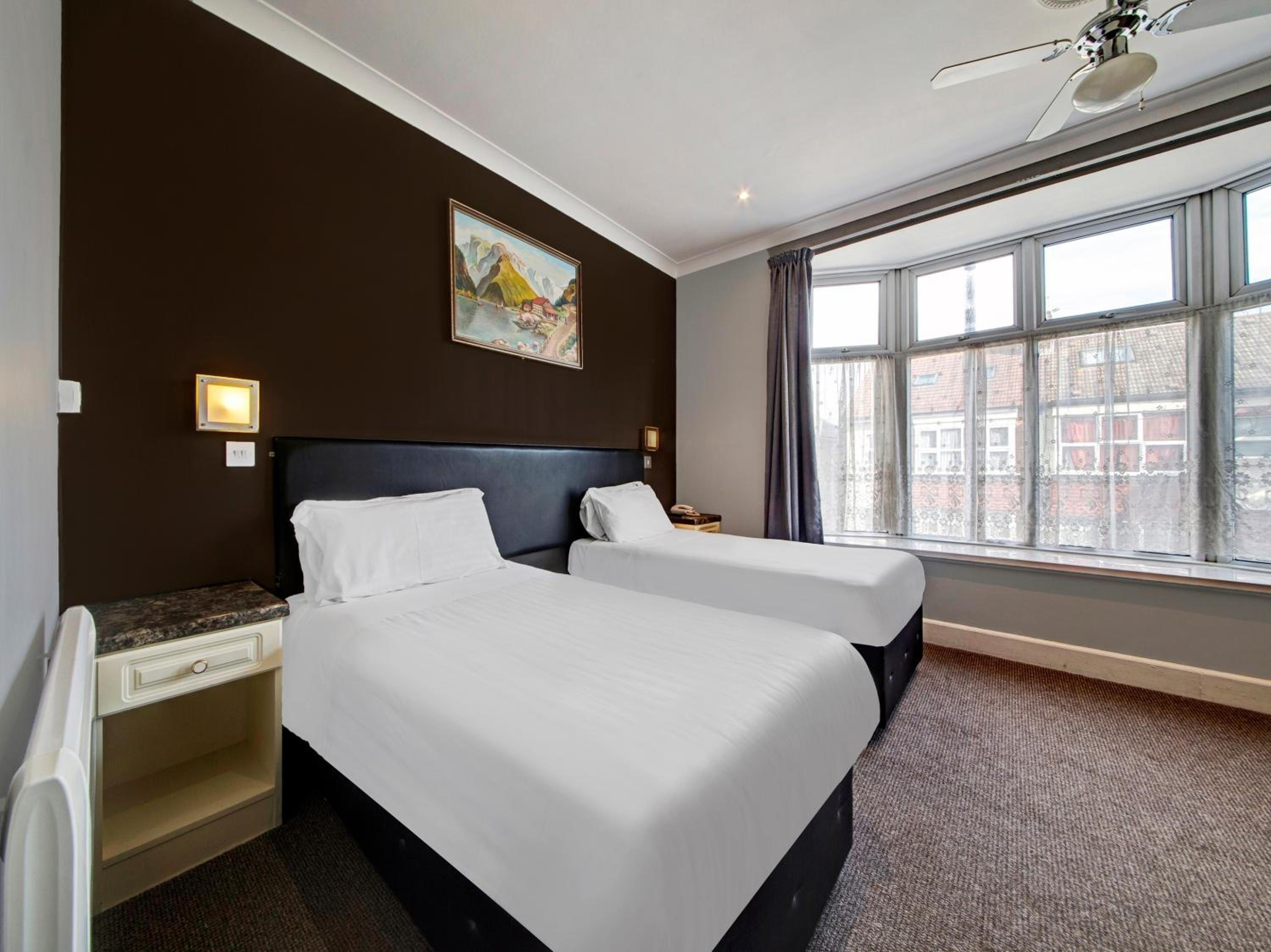 Standard Twin Room - Photo 6