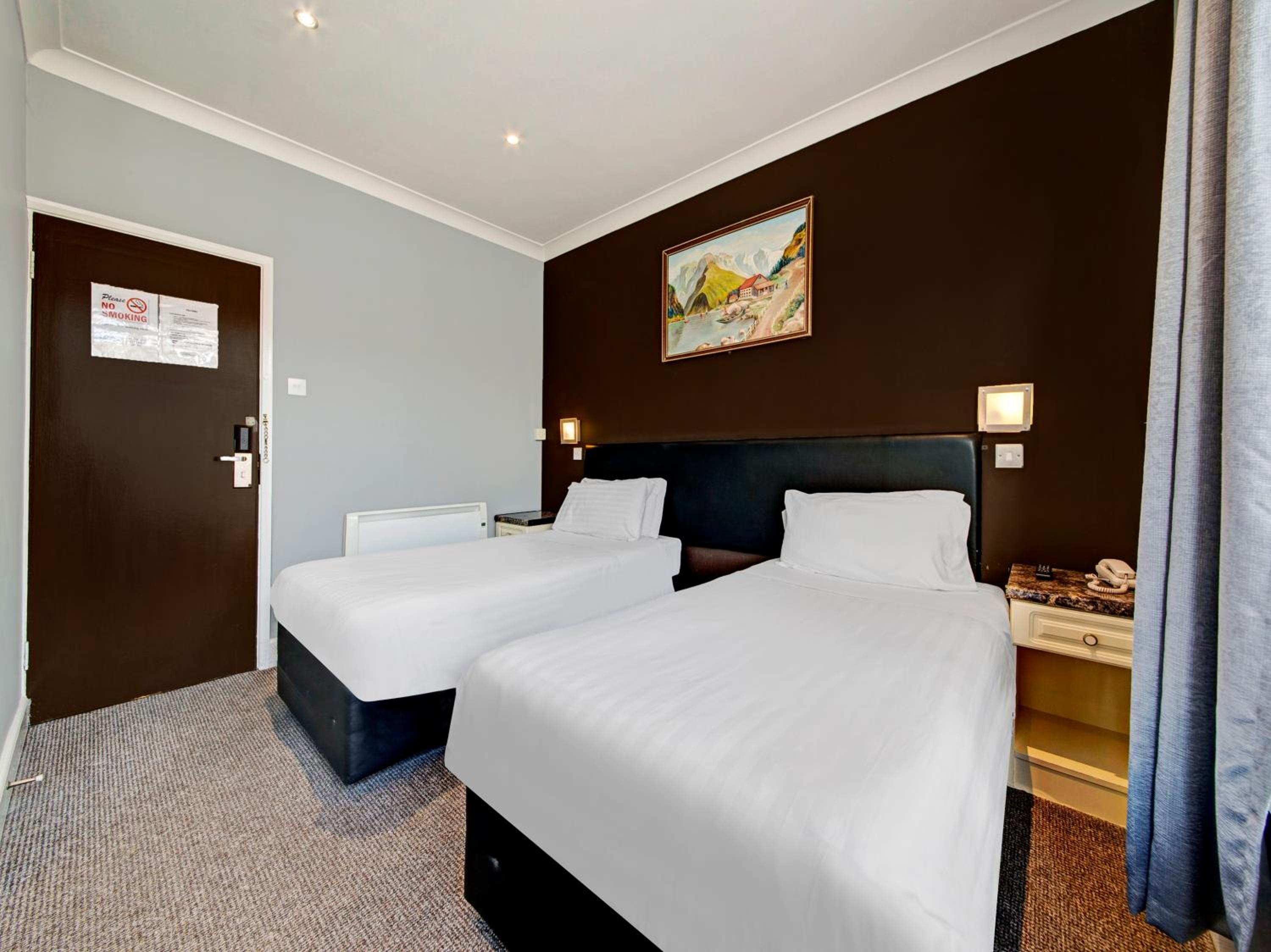 Standard Twin Room - Photo 4