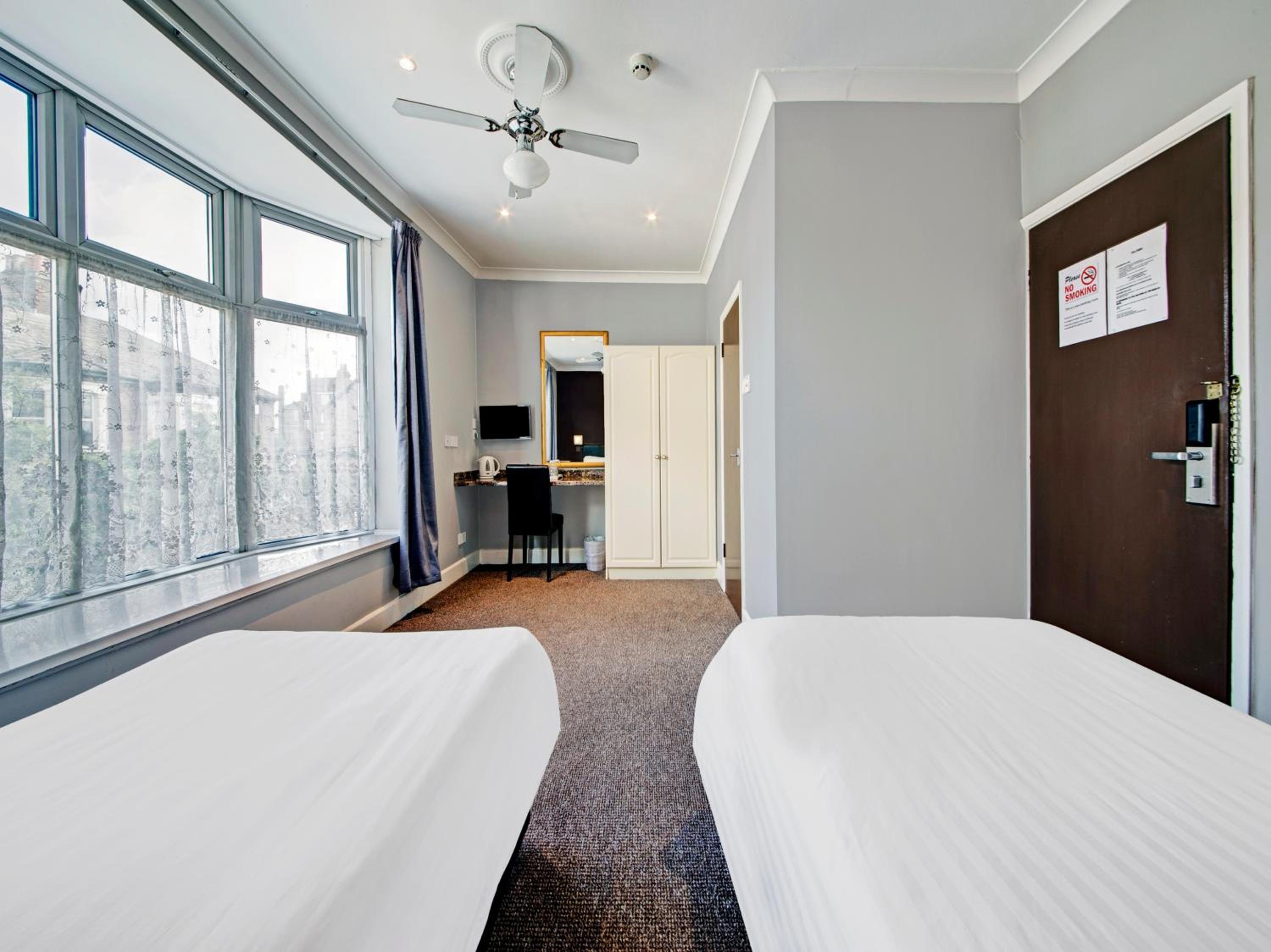 Standard Twin Room - Photo 8