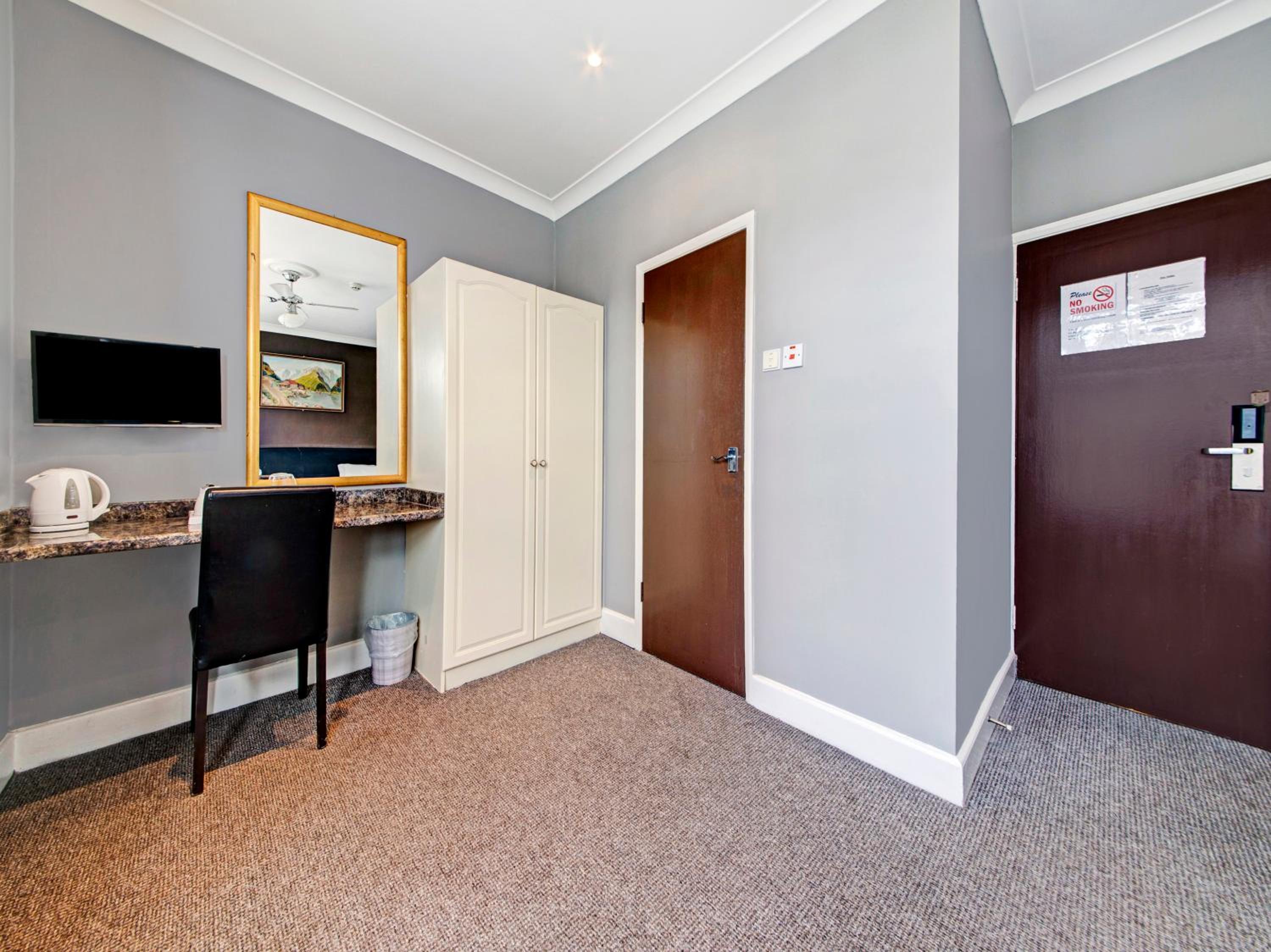 Standard Twin Room - Photo 10