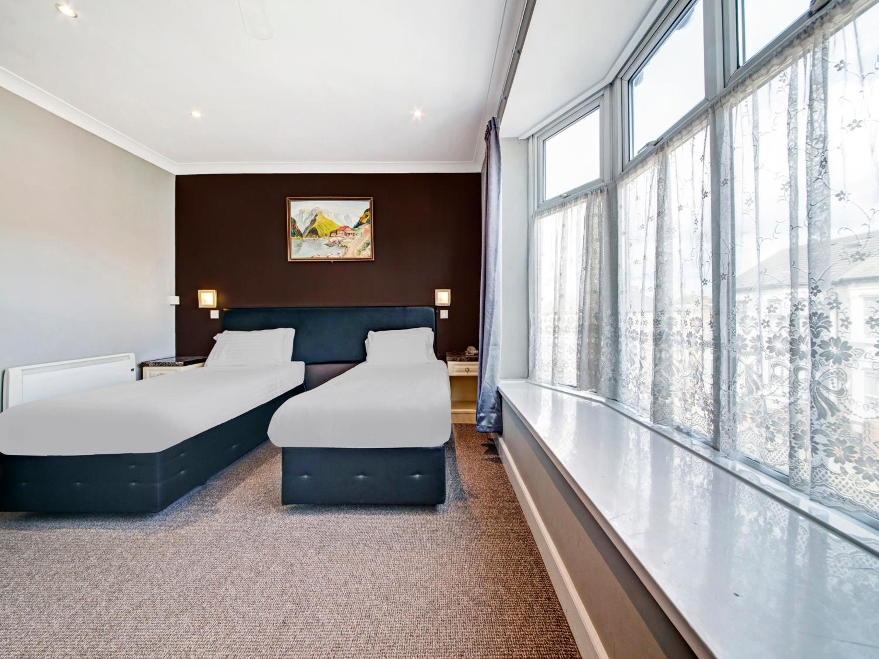 Standard Twin Room - Photo 9