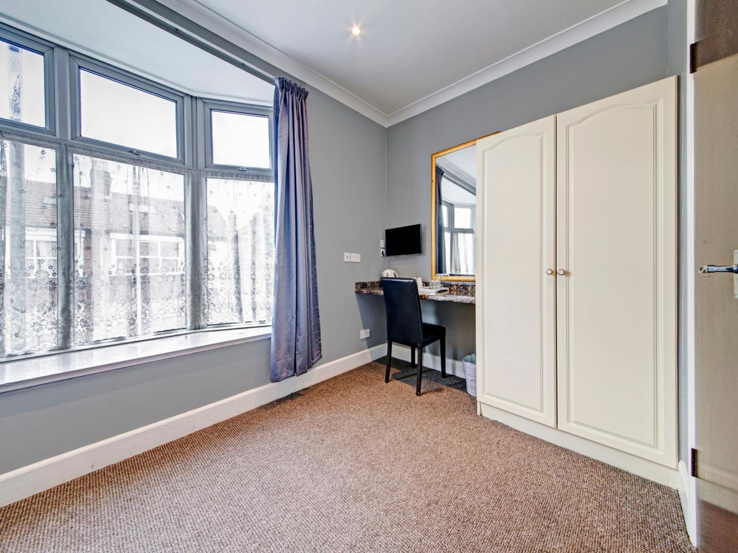 Standard Twin Room - Photo 5