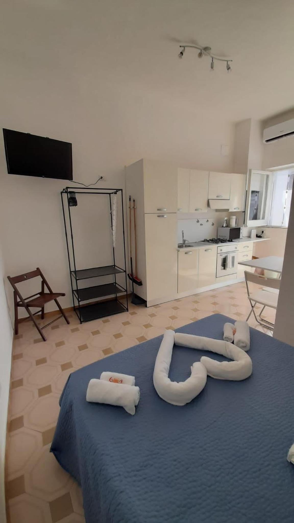 One-Bedroom Apartment photo 1