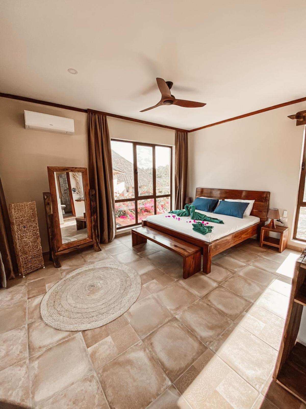 Suite with Balcony and Partial Sea View - Photo 24