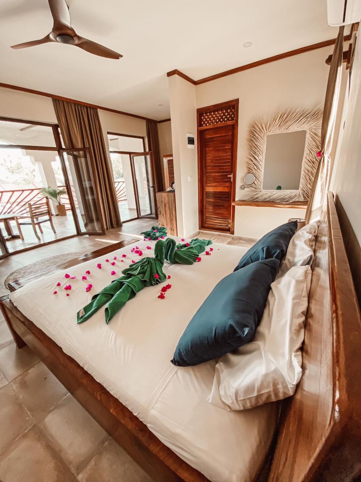 Suite with Balcony and Partial Sea View - Photo 2