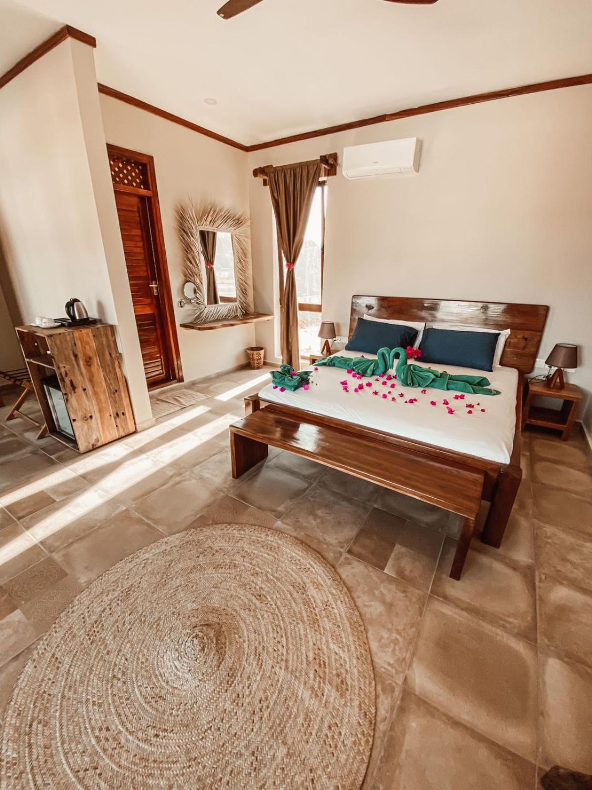 Suite with Balcony and Partial Sea View - Photo 25