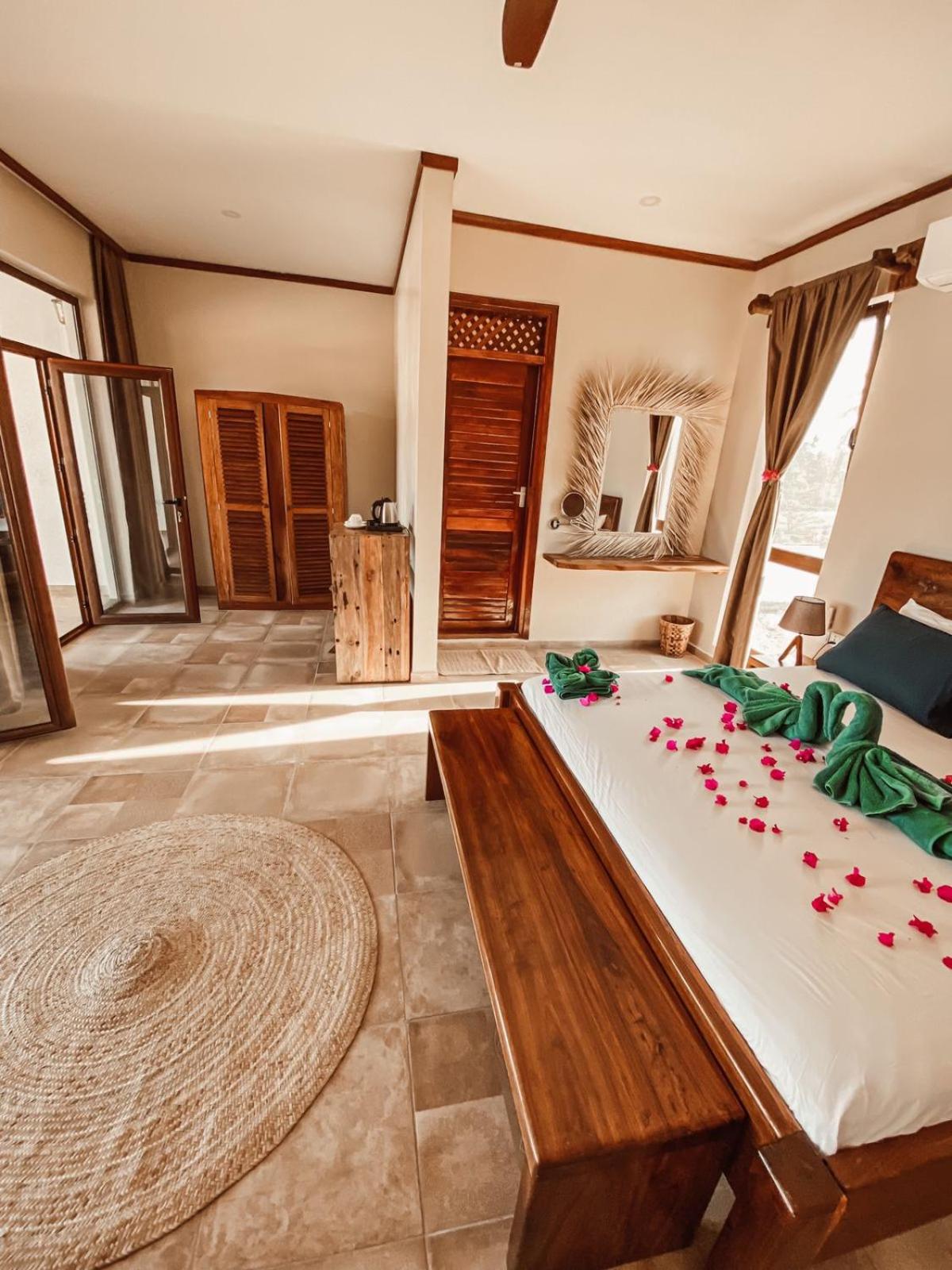 Suite with Balcony and Partial Sea View - Photo 26