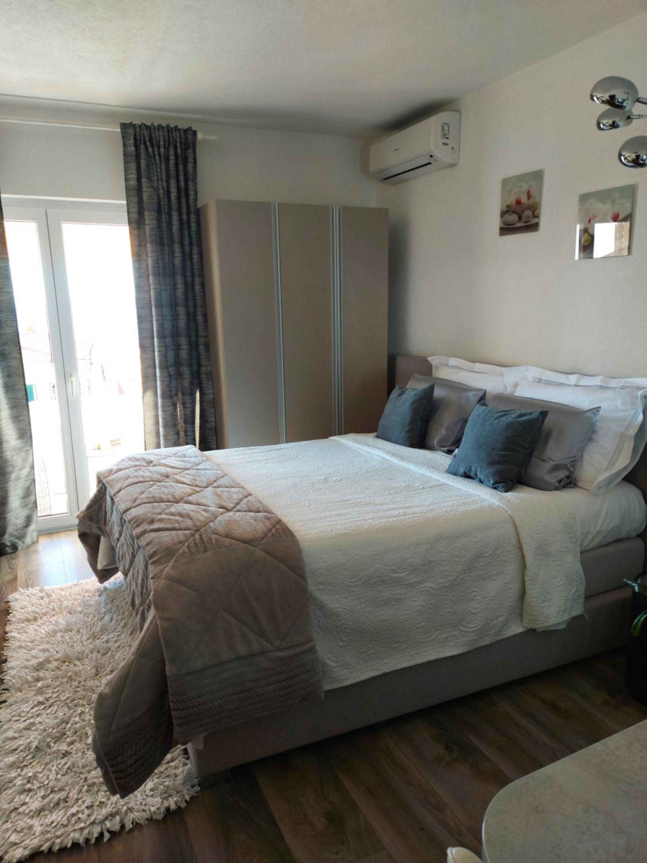 Apartment with Sea View - Photo 6